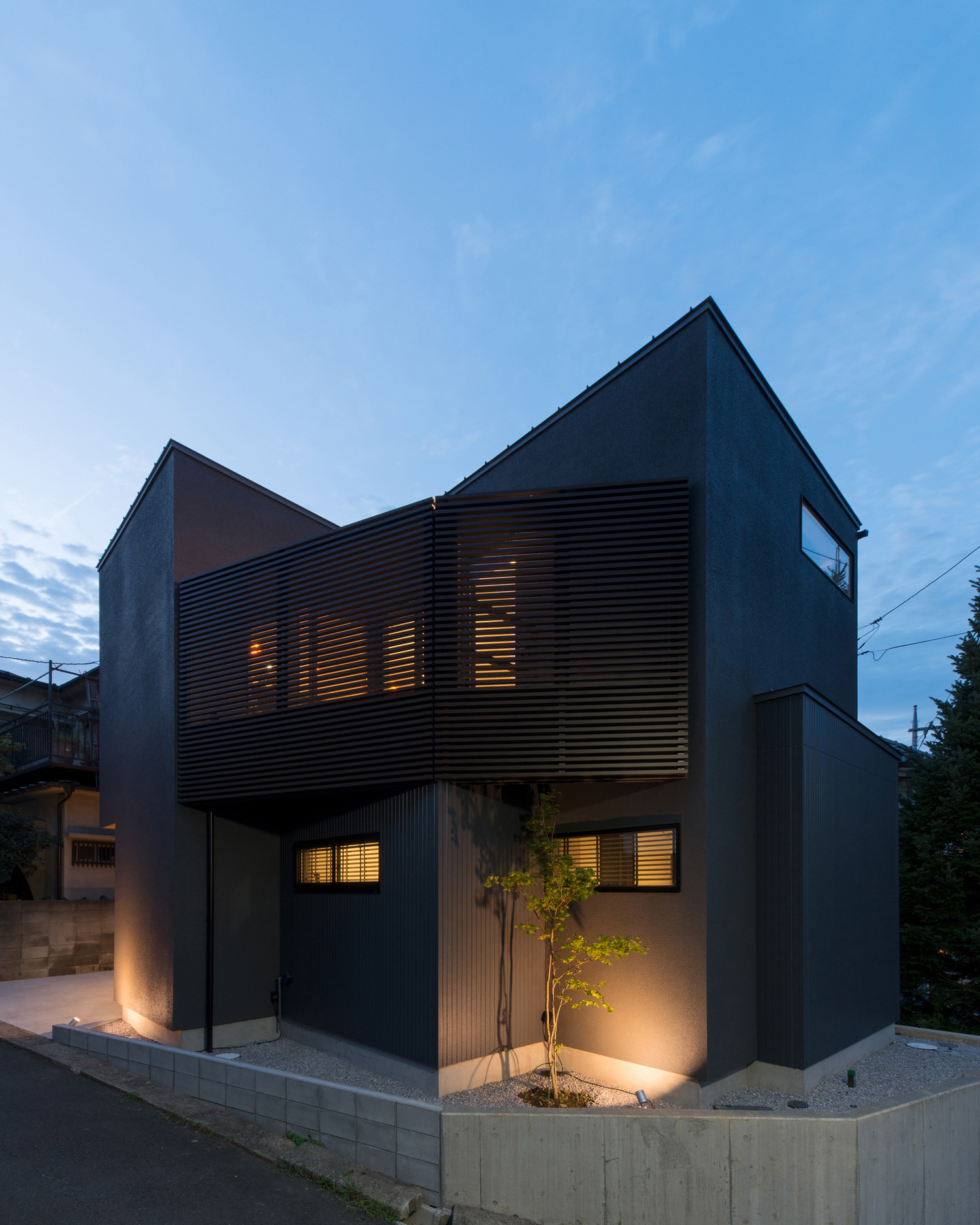 ライトアップされたシンボルツリーがある家の外観・デザイン住宅 注文住宅・デザイン住宅建築実例_『CASE564 高尾の家』_外観