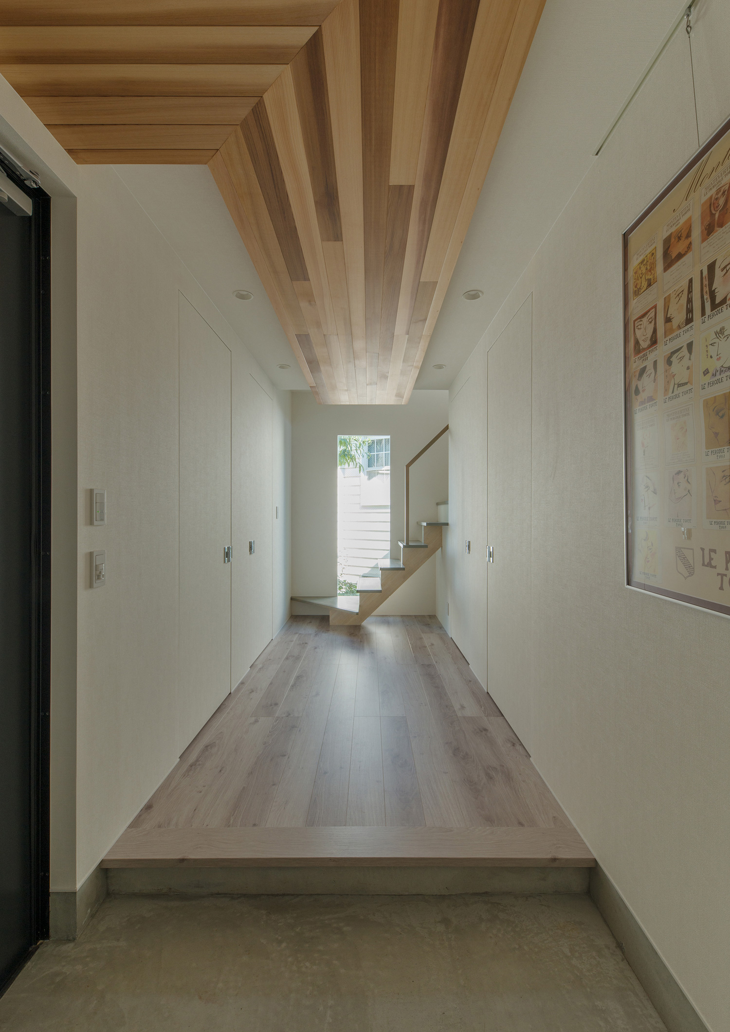 天井に木目の板を貼った、突き当りに窓がある廊下・デザイン住宅 注文住宅・デザイン住宅建築実例_『CASE564 高尾の家』_玄関