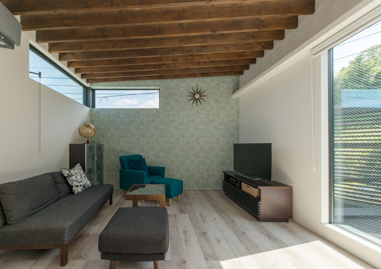 梁見せ天井で柄のアクセントクロスを設けたLDK・デザイン住宅 注文住宅・デザイン住宅建築実例_『CASE564 高尾の家』_LDK