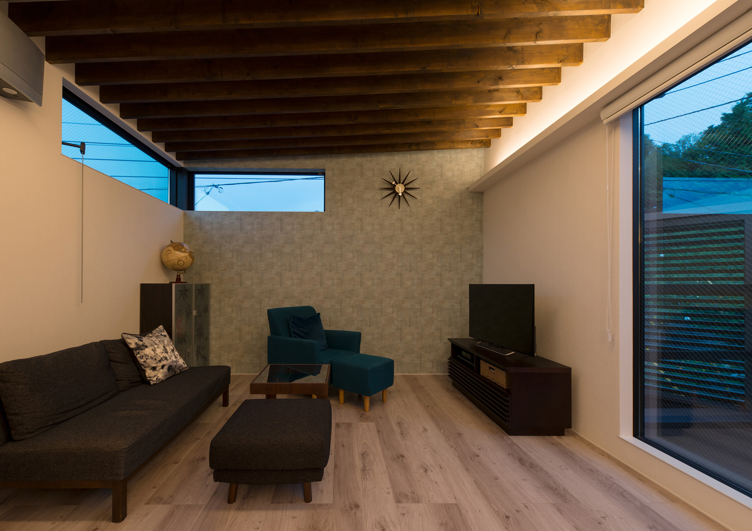 壁際に間接照明を取り付けた梁見せ天井のLDK・デザイン住宅 注文住宅・デザイン住宅建築実例_『CASE564 高尾の家』_LDK