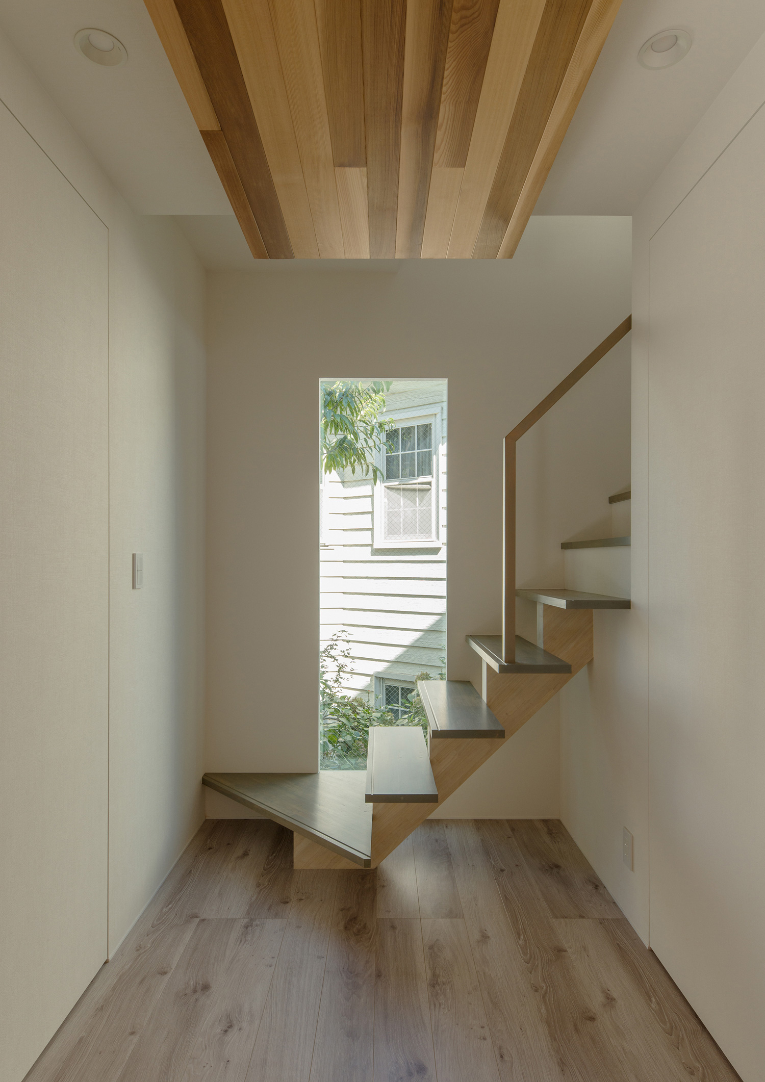 一部がスケルトン階段となった窓際にある階段・デザイン住宅 注文住宅・デザイン住宅建築実例_『CASE564 高尾の家』_階段