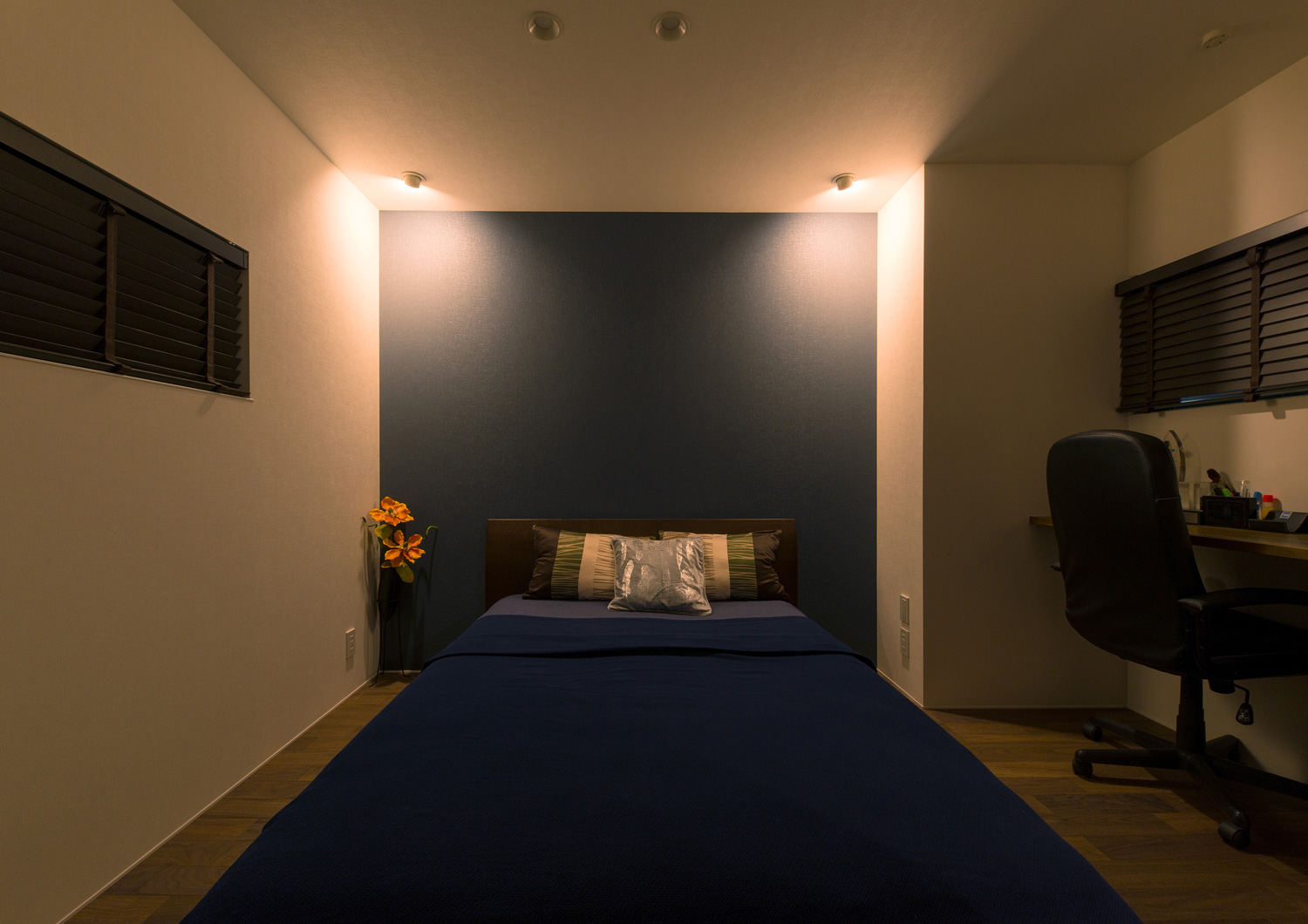 天井に間接照明を取り付けたおしゃれな寝室・デザイン住宅 注文住宅・デザイン住宅建築実例_『CASE564 高尾の家』_寝室