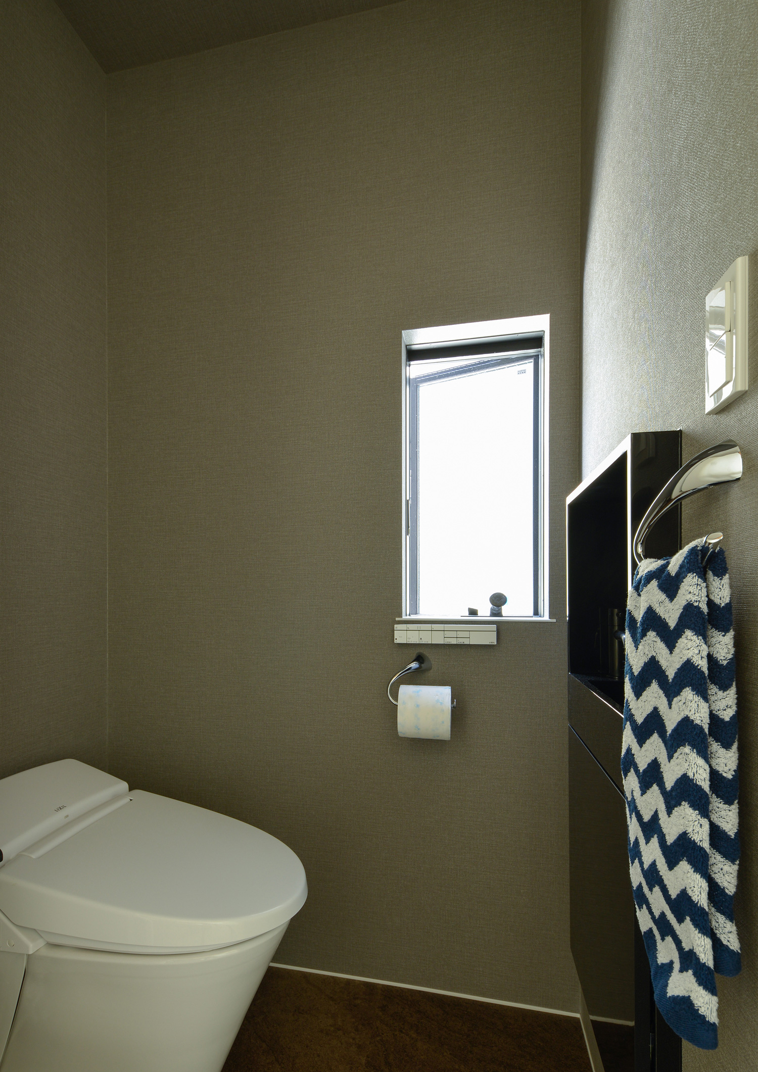 窓や薄型手洗いがあるシンプルでおしゃれなトイレ・デザイン住宅 注文住宅・デザイン住宅建築実例_『CASE564 高尾の家』_トイレ