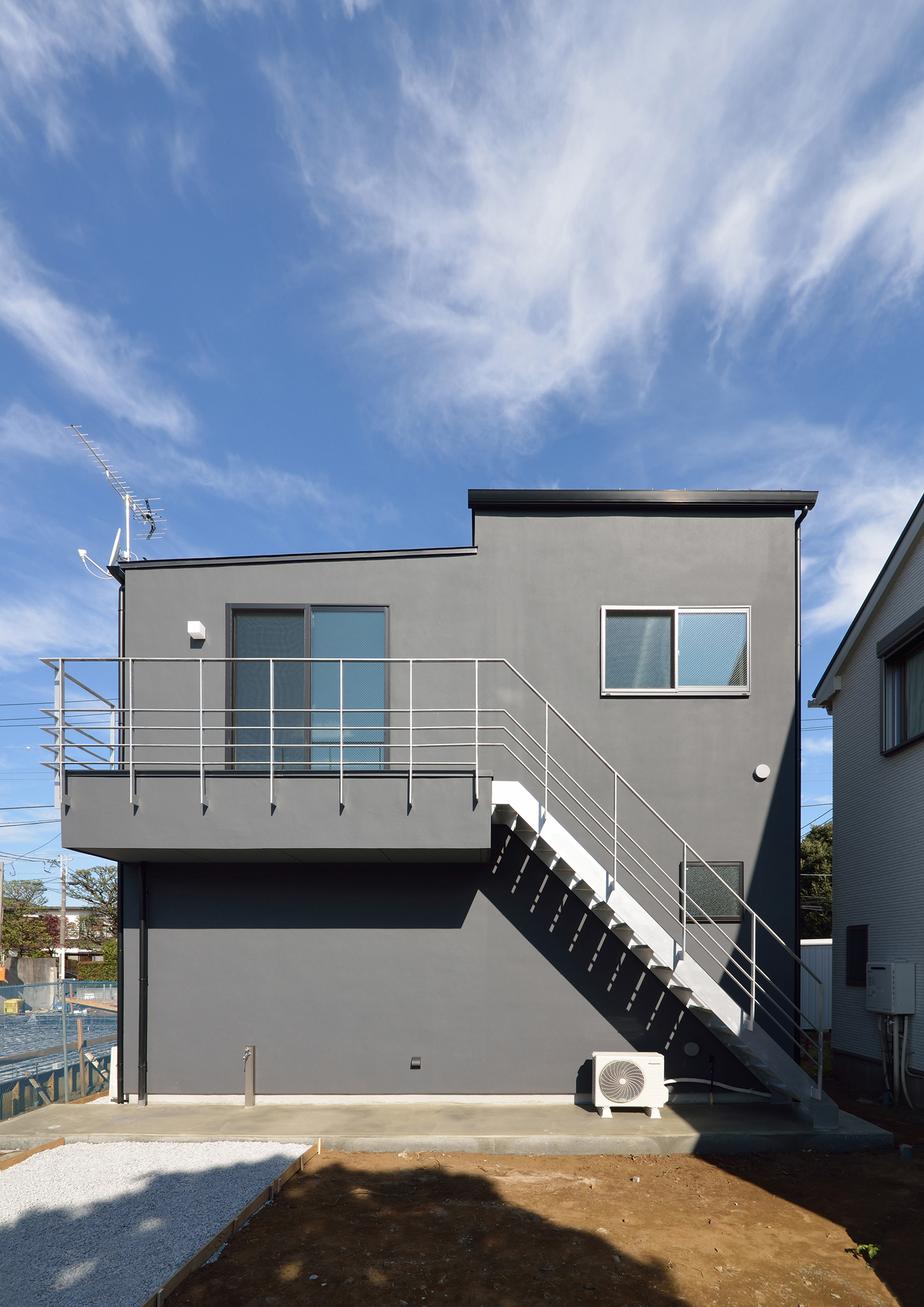 バルコニーに繋がる外階段がある黒いスクエアな外観の家・デザイン住宅 注文住宅・デザイン住宅建築実例_『CASE566 拡がりを内包する黒庭』_外観