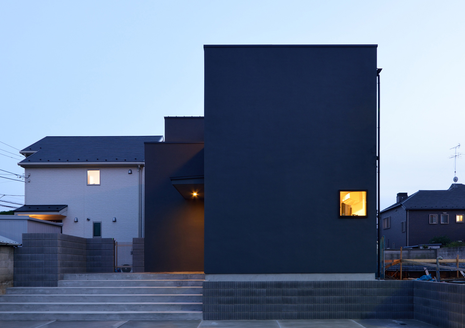 窓の少ないキューブ状のシンプルな外観の家・デザイン住宅 注文住宅・デザイン住宅建築実例_『CASE566 拡がりを内包する黒庭』_外観