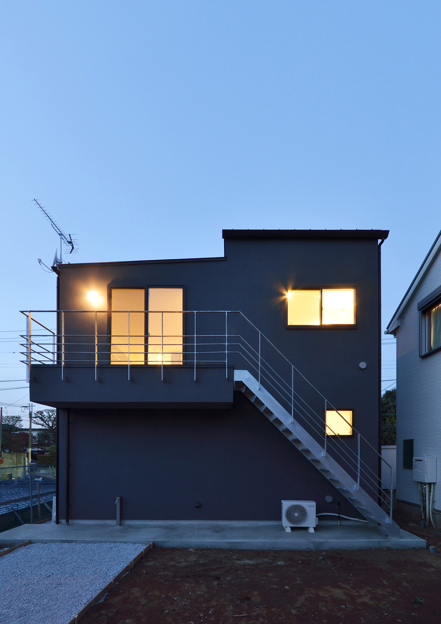 キューブ状の外観でバルコニーや外階段がある家・デザイン住宅 注文住宅・デザイン住宅建築実例_『CASE566 拡がりを内包する黒庭』_外観