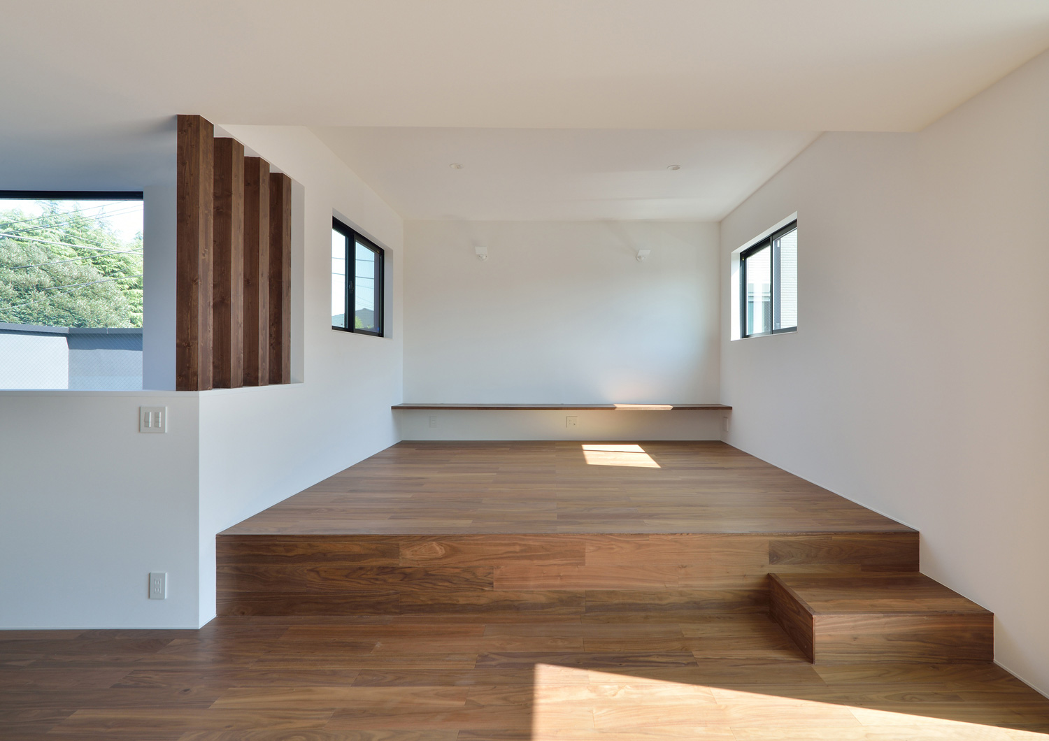 リビングが一段高くなっている木の温もりを感じられるLDK・デザイン住宅 注文住宅・デザイン住宅建築実例_『CASE566 拡がりを内包する黒庭』_LDK