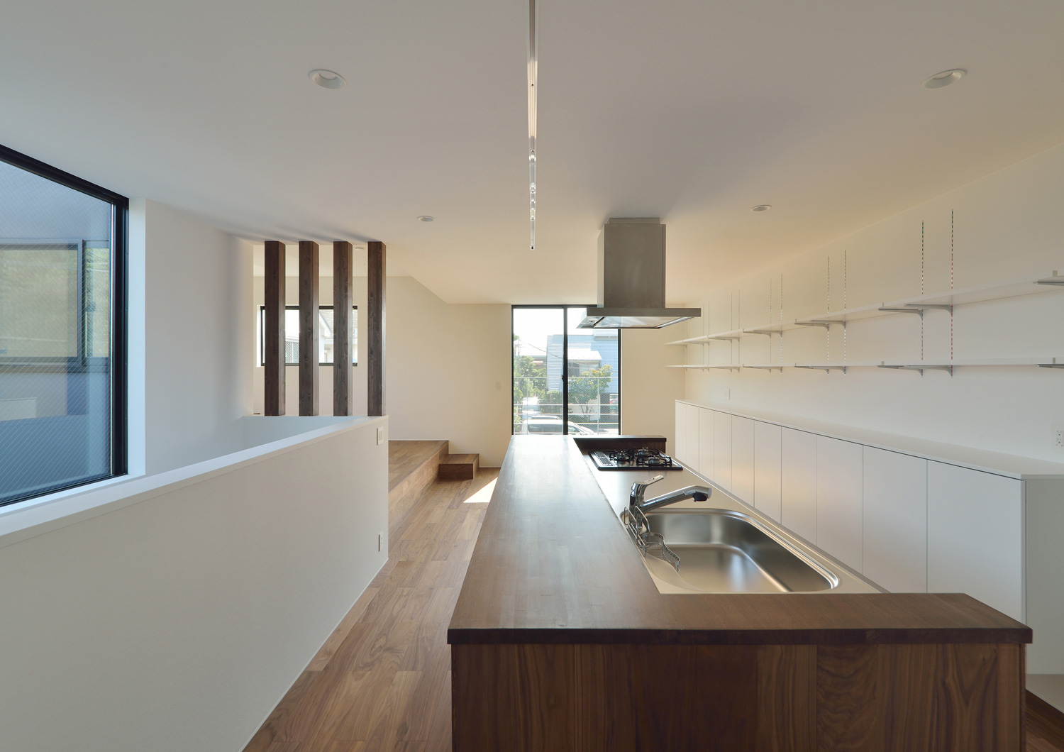 バルコニーに面した窓がある、開放的なLDK・デザイン住宅 注文住宅・デザイン住宅建築実例_『CASE566 拡がりを内包する黒庭』_LDK