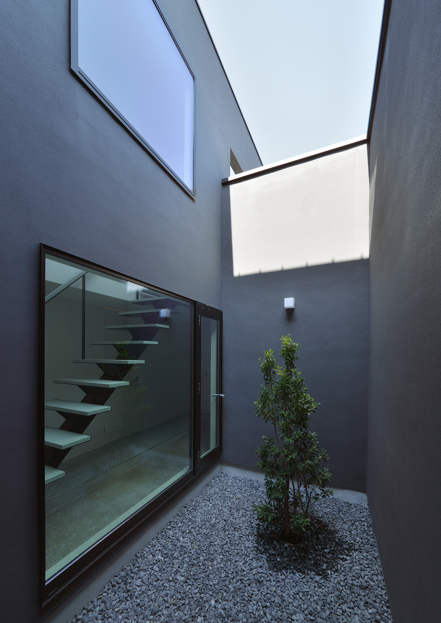 砂利敷きで植栽のある、黒い壁に囲まれた中庭・デザイン住宅 注文住宅・デザイン住宅建築実例_『CASE566 拡がりを内包する黒庭』_中庭