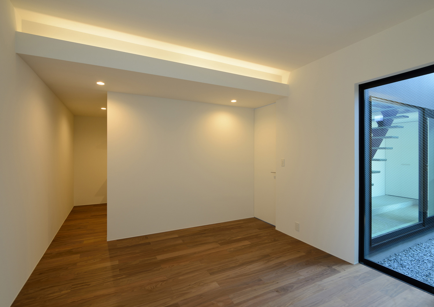 天井近くにライン照明を取り付けた、シンプルでホテルライクな個室・デザイン住宅 注文住宅・デザイン住宅建築実例_『CASE566 拡がりを内包する黒庭』_フリースペース