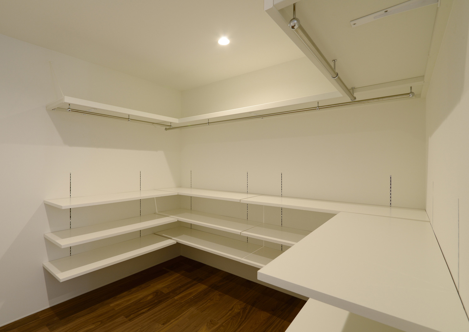 壁に面した可動棚やハンガーラックがあるクローゼット・デザイン住宅 注文住宅・デザイン住宅建築実例_『CASE566 拡がりを内包する黒庭』_クローゼット