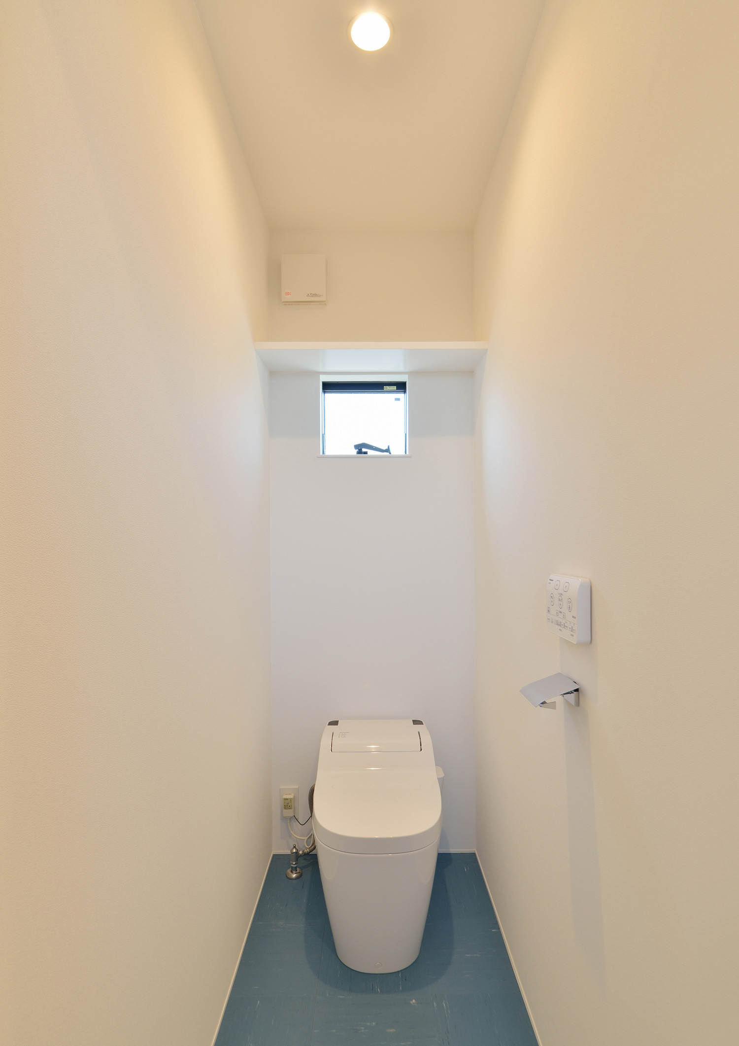 天井近くに小窓を取り付けたシンプルな白い壁のトイレ・デザイン住宅 注文住宅・デザイン住宅建築実例_『CASE566 拡がりを内包する黒庭』_トイレ