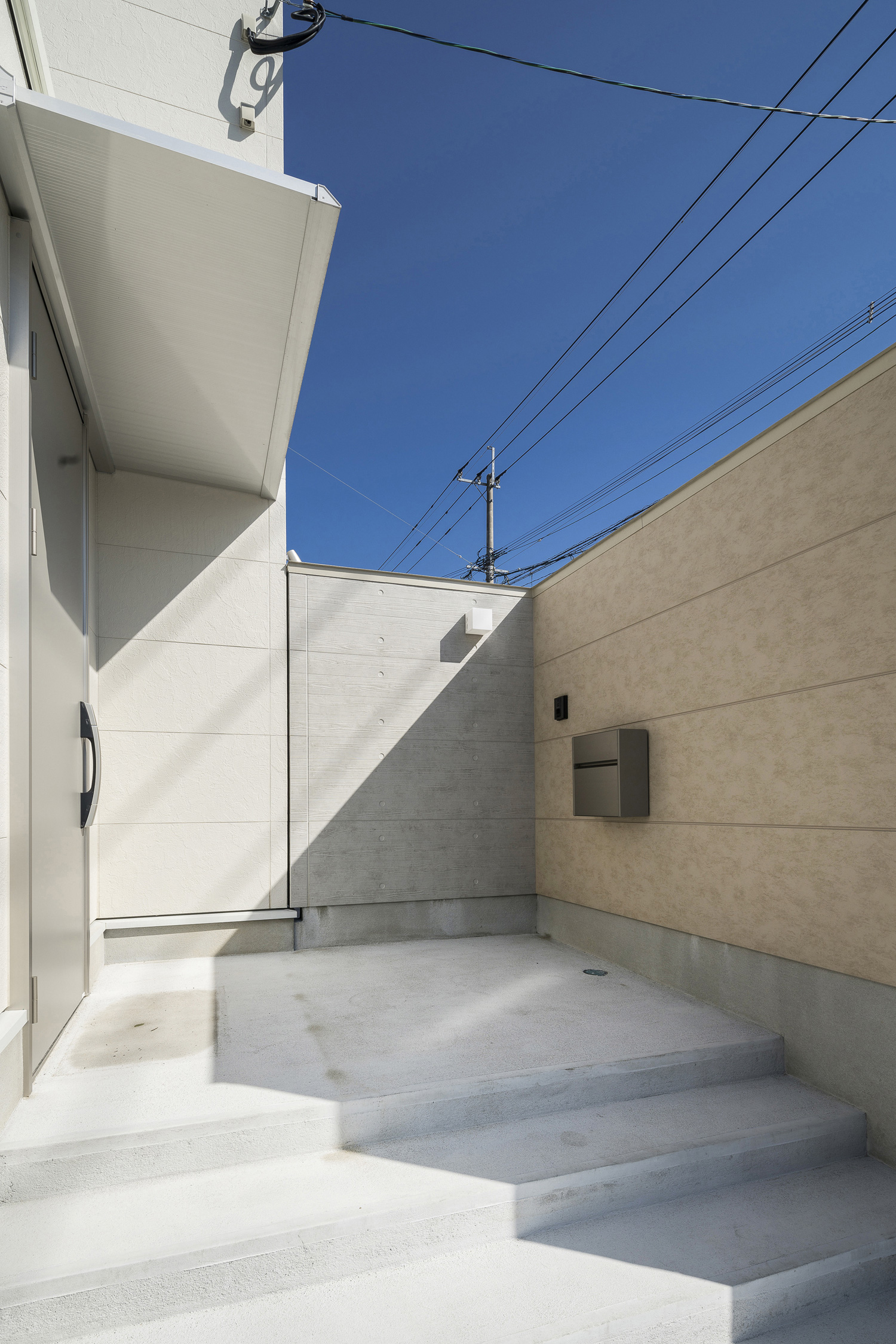 目隠し壁に囲まれたコンクリートの玄関ポーチ・デザイン住宅 注文住宅・デザイン住宅建築実例_『CASE567 lokki』_外観