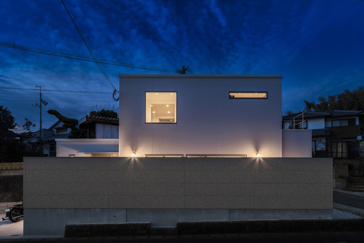 正方形の窓とスリット窓が取り付けられた白いキューブ状の外観の家・デザイン住宅 注文住宅・デザイン住宅建築実例_『CASE567 lokki』_外観