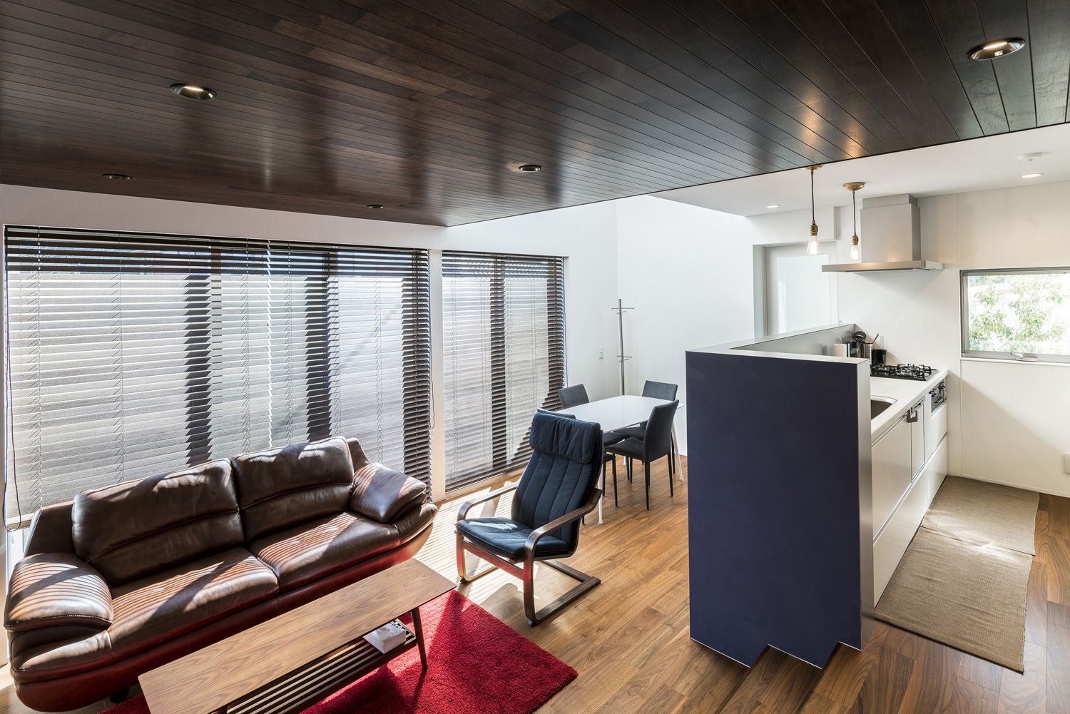 濃い色の木材を天井に使ったフローリングのLDK・デザイン住宅 注文住宅・デザイン住宅建築実例_『CASE567 lokki』_LDK