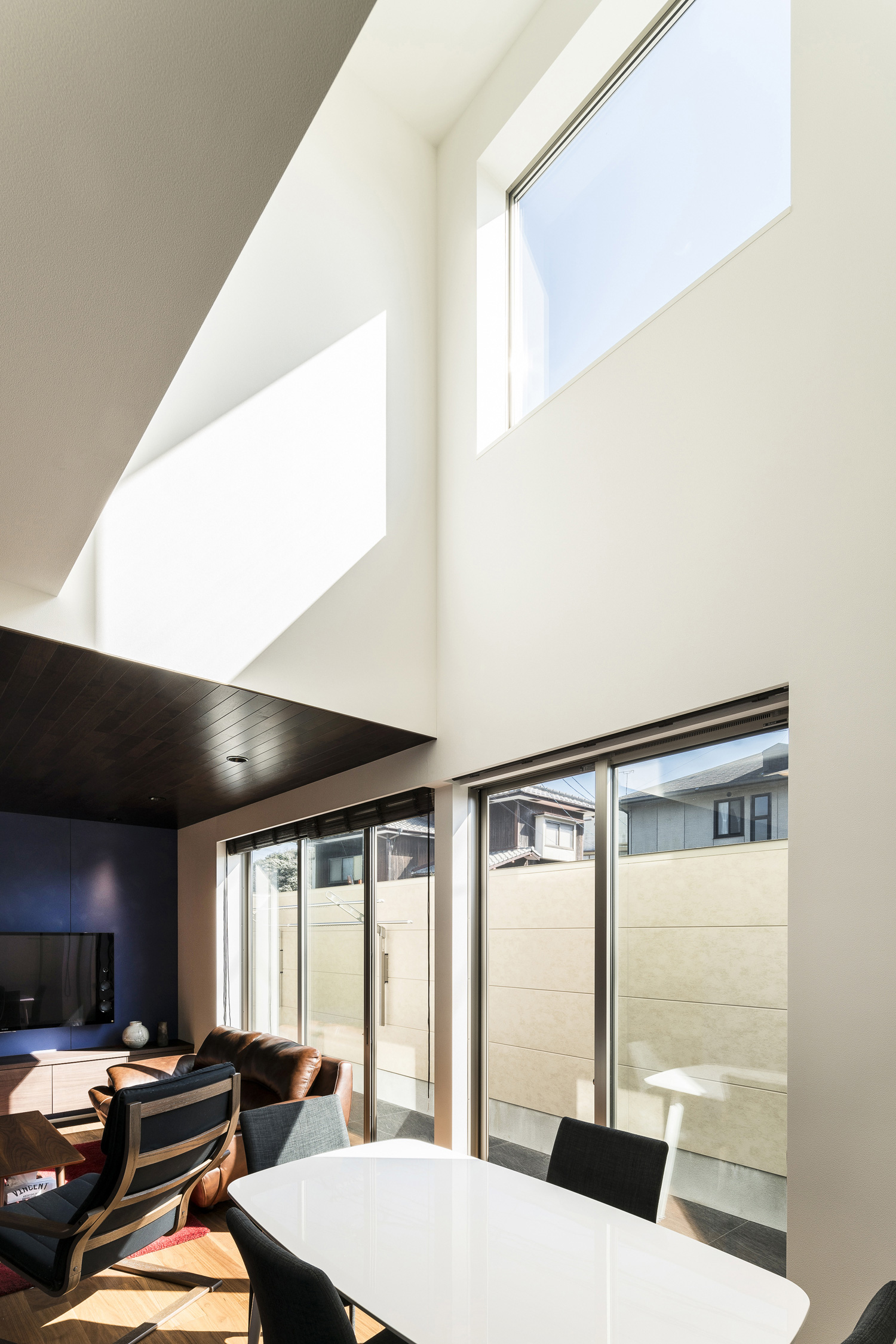 吹き抜け上部に窓がある明るく開放的なLDK・デザイン住宅 注文住宅・デザイン住宅建築実例_『CASE567 lokki』_LDK