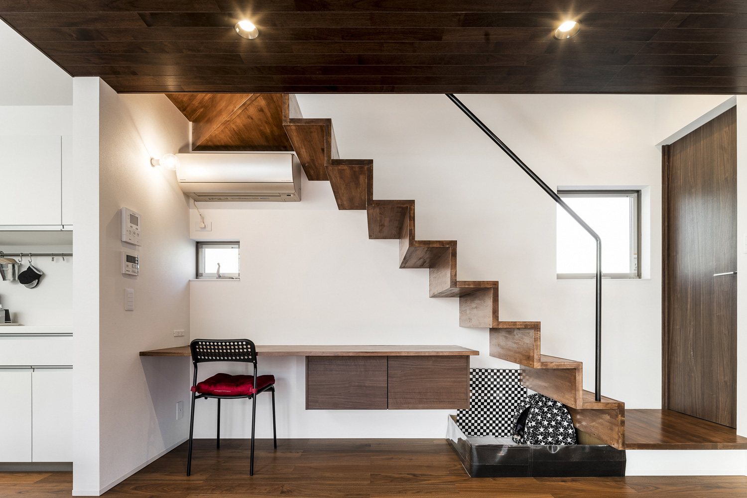 木製のスケルトン階段の下に壁付けデスクを設けた機能的なLDK・デザイン住宅 注文住宅・デザイン住宅建築実例_『CASE567 lokki』_階段