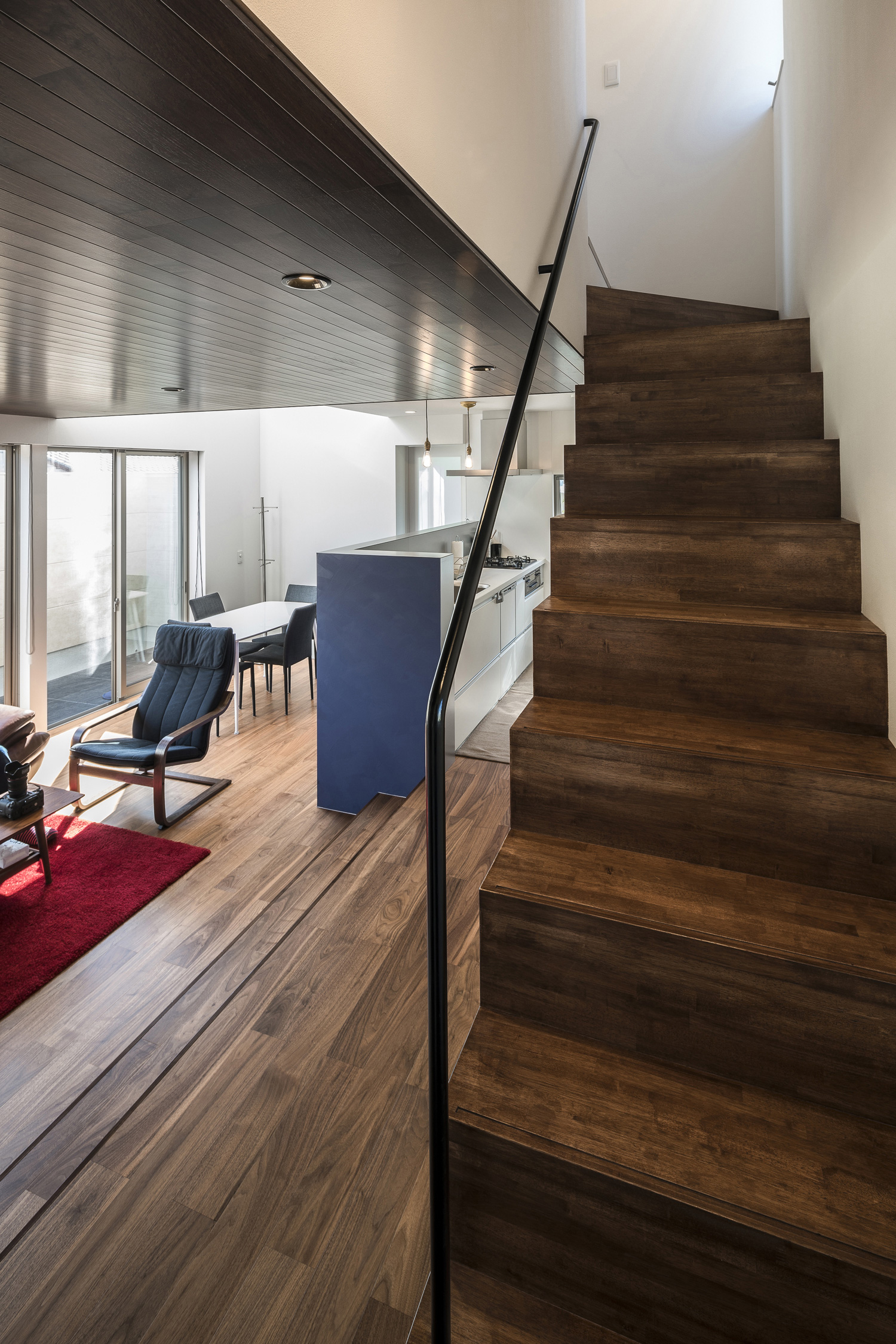 アイアンの手すりを取り付けたフローリングの色と馴染むような木製のスケルトン階段・デザイン住宅 注文住宅・デザイン住宅建築実例_『CASE567 lokki』_階段