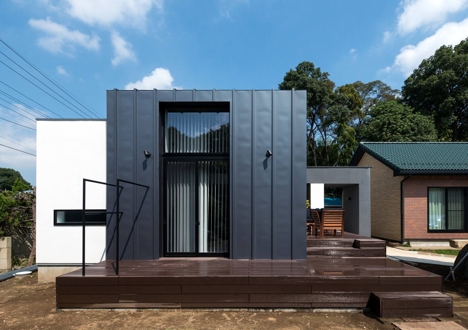 ウッドデッキのテラスがある黒いキューブ状の外観の家・デザイン住宅 注文住宅・デザイン住宅建築実例_『CASE573 次代の家』_外観