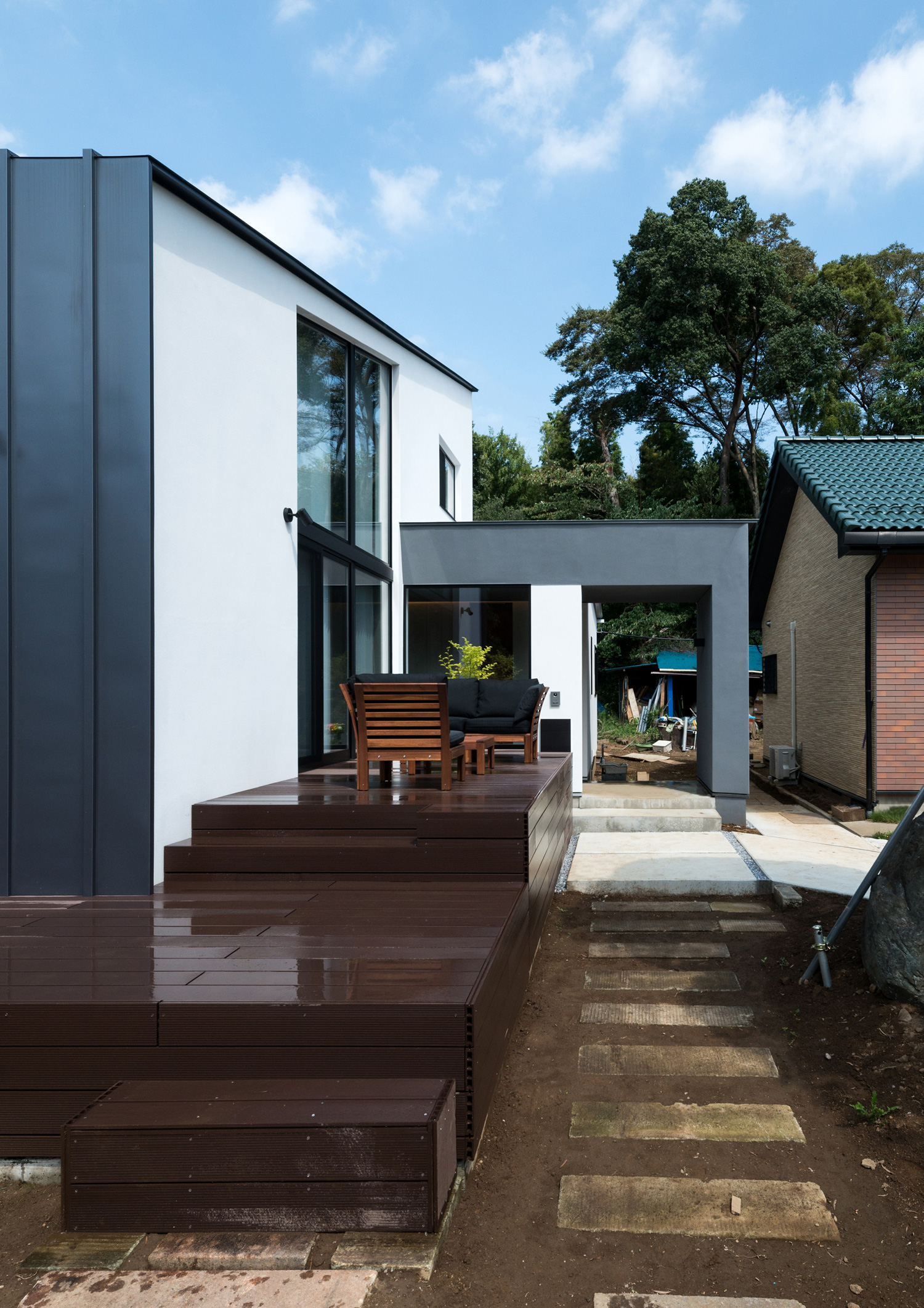 モノトーンの外壁でウッドデッキのテラスがある家の外観・デザイン住宅 注文住宅・デザイン住宅建築実例_『CASE573 次代の家』_外観