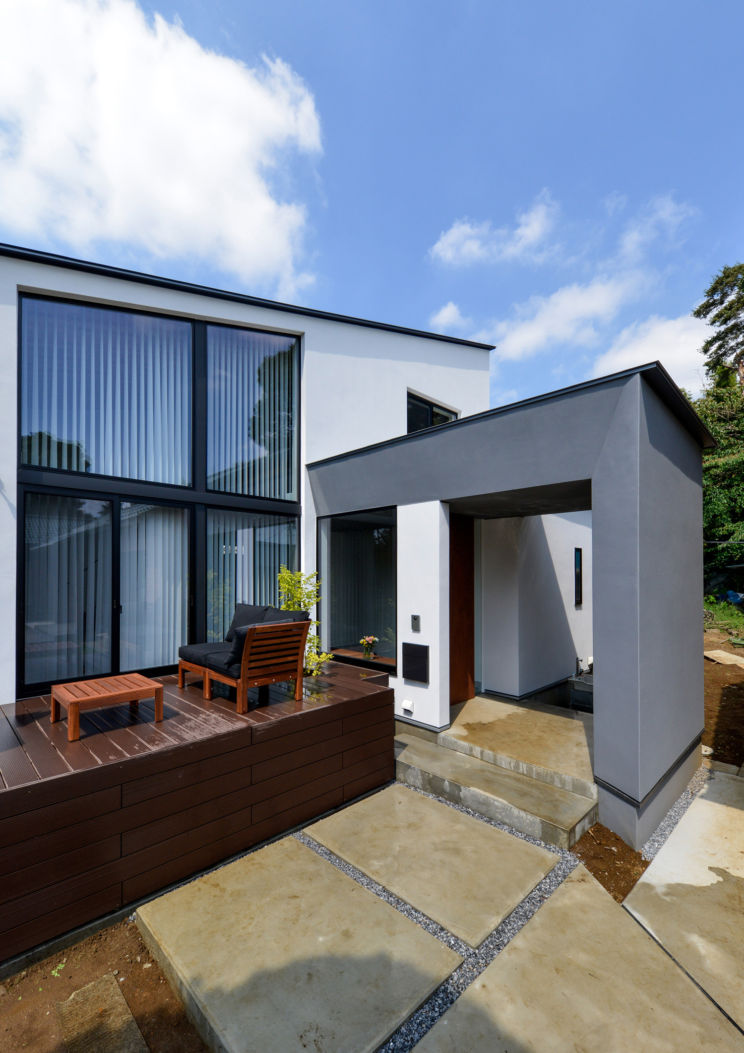 コンクリートの玄関アプローチがある大きな窓がある家の外観・デザイン住宅 注文住宅・デザイン住宅建築実例_『CASE573 次代の家』_外観