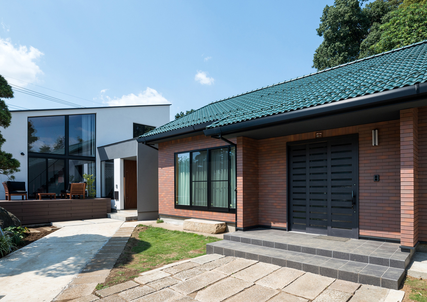 レトロな家の奥にあるモノトーンの外壁のスタイリッシュな家・デザイン住宅 注文住宅・デザイン住宅建築実例_『CASE573 次代の家』_外観