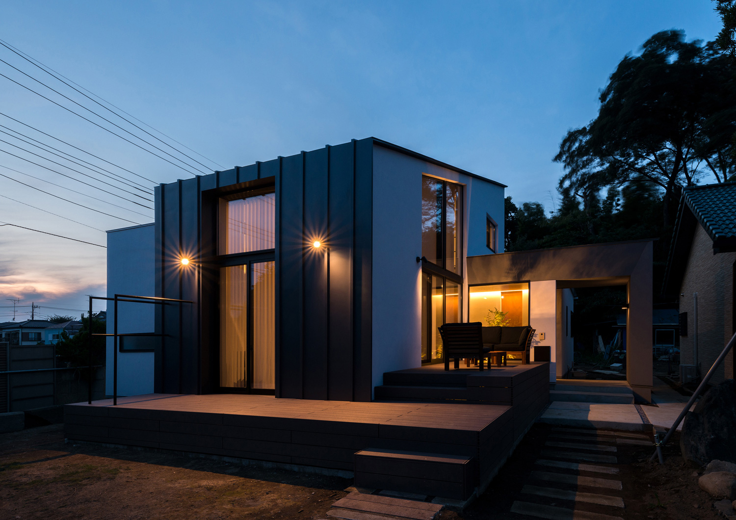 壁に照明を取り付けたキューブ状の外観の家・デザイン住宅 注文住宅・デザイン住宅建築実例_『CASE573 次代の家』_外観