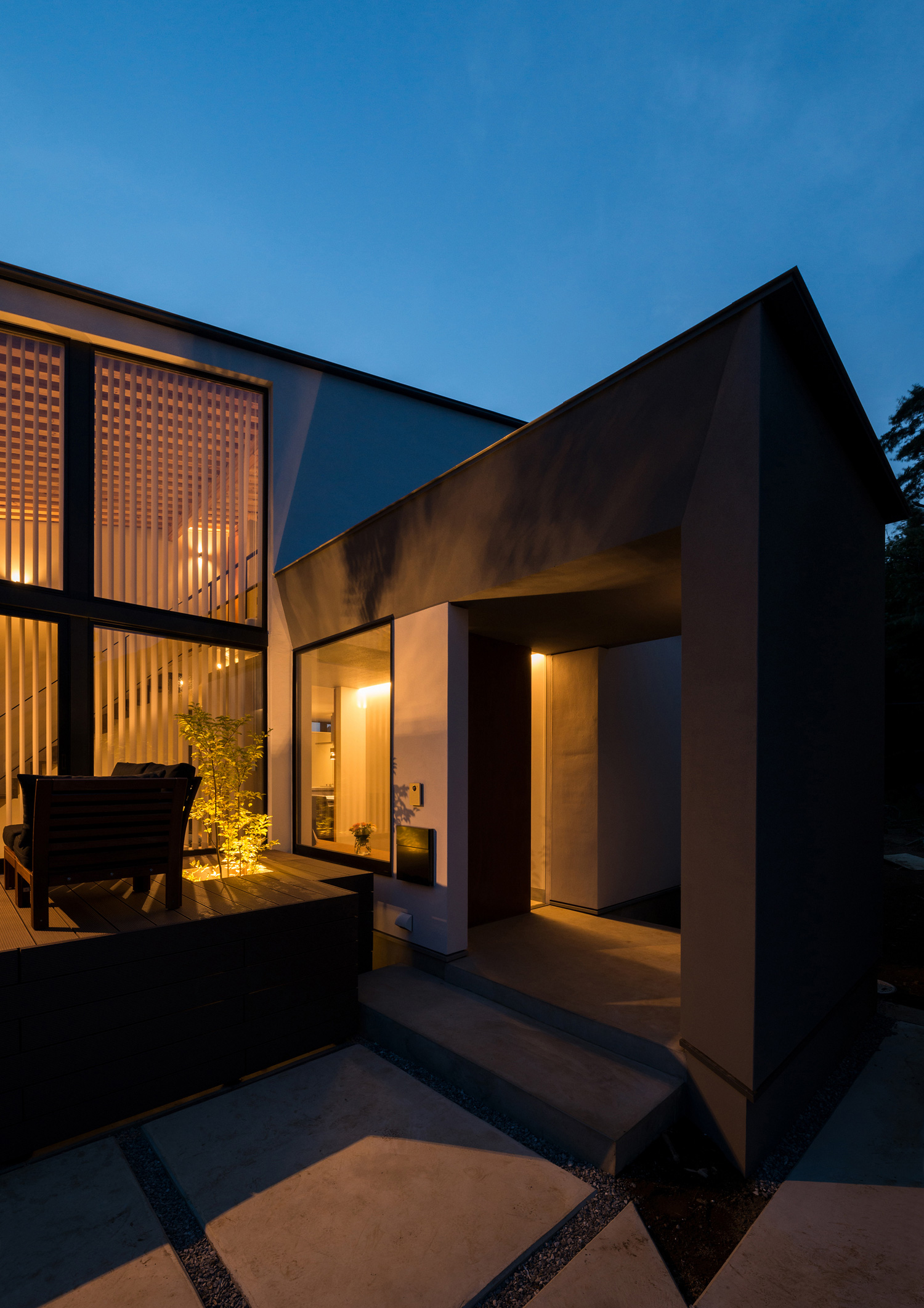 窓から室内の光が漏れる玄関アプローチ・デザイン住宅 注文住宅・デザイン住宅建築実例_『CASE573 次代の家』_外観