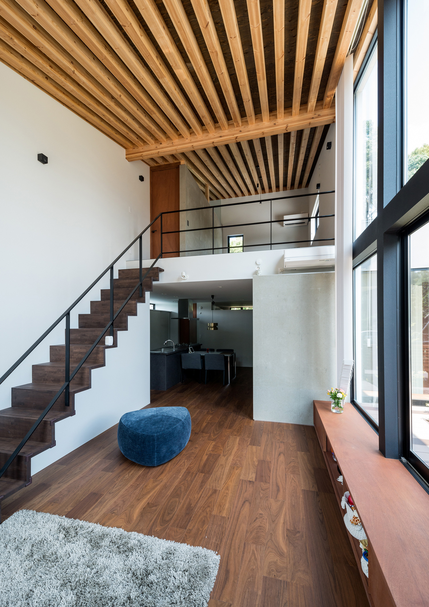 ルーバー天井で吹き抜けのLDK・デザイン住宅 注文住宅・デザイン住宅建築実例_『CASE573 次代の家』_LDK