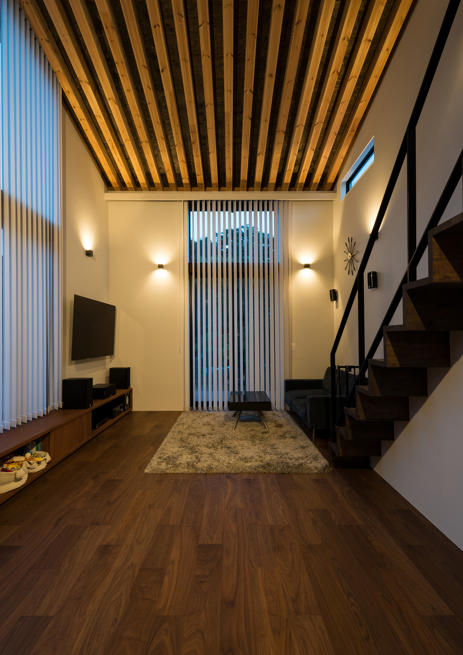 壁に間接照明を取り付け、窓にブラインドを取り付けたルーバー天井のLDK・デザイン住宅 注文住宅・デザイン住宅建築実例_『CASE573 次代の家』_LDK