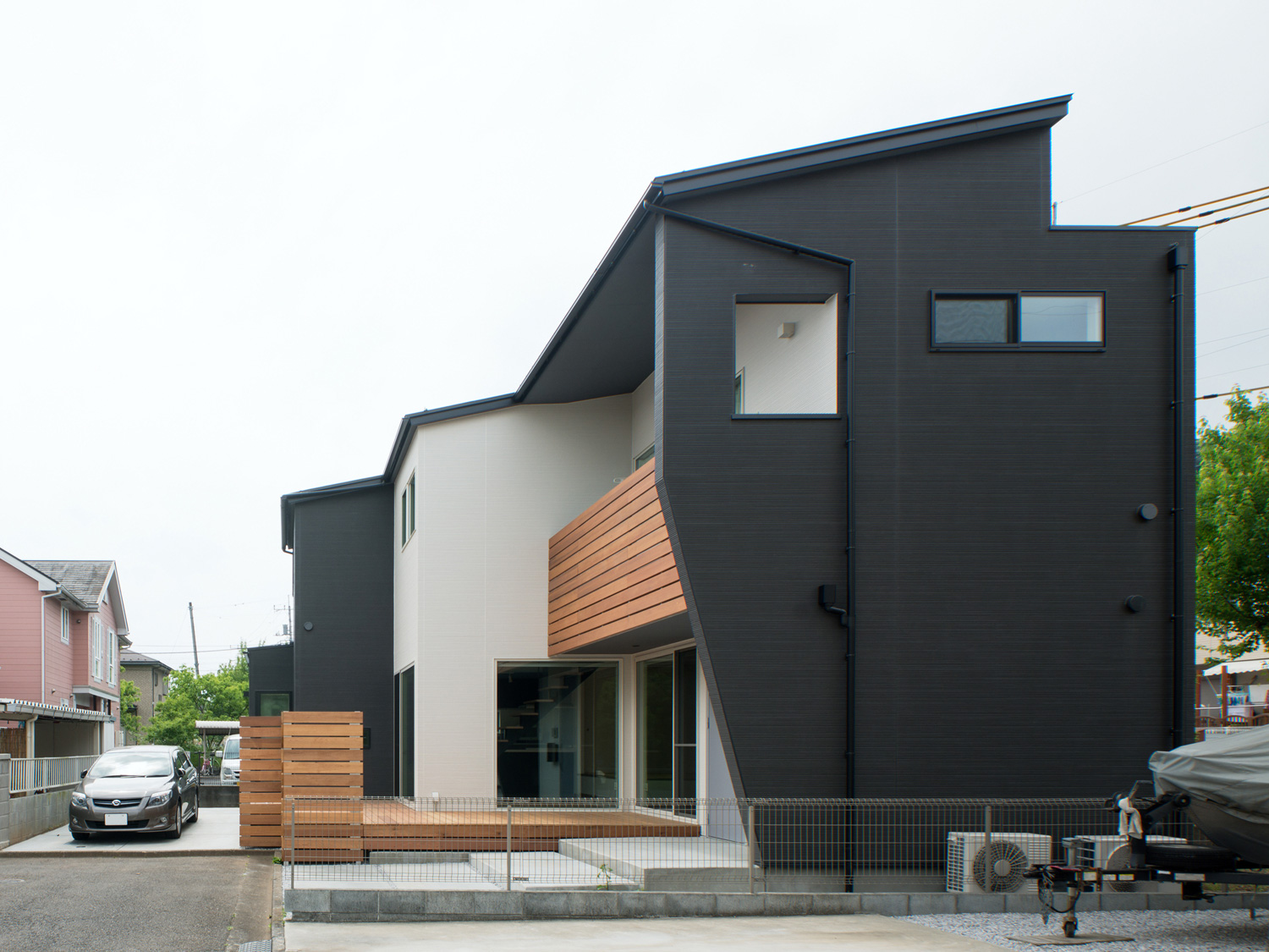 黒い外壁でウッドデッキのテラスがある家の外観・デザイン住宅 注文住宅・デザイン住宅建築実例_『CASE575 緑を楽しむ家』_外観