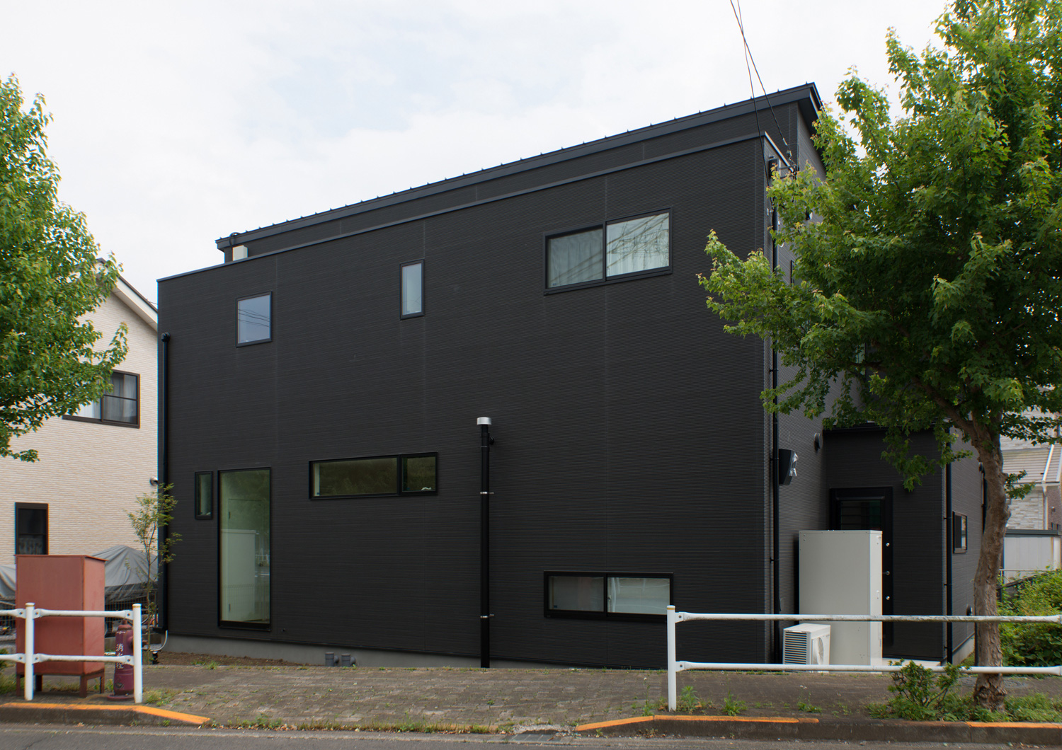 黒い外壁で斜め屋根のスタイリッシュな家の外観・デザイン住宅 注文住宅・デザイン住宅建築実例_『CASE575 緑を楽しむ家』_外観