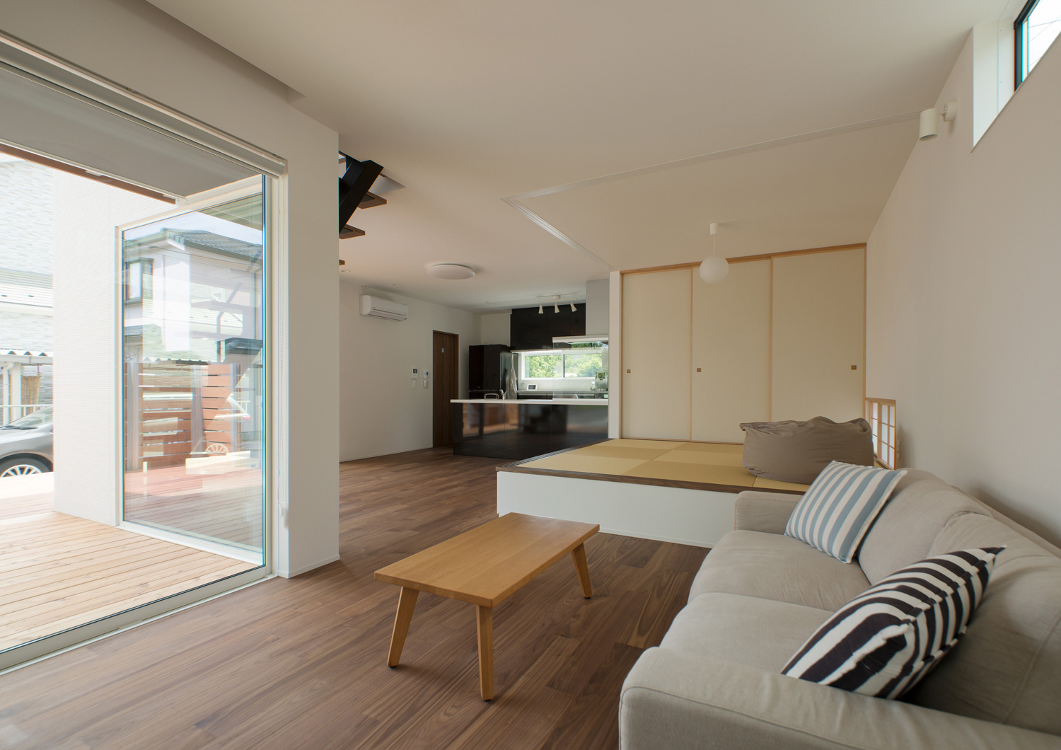 角に小上がりの畳スペースがあるテラスに面したLDK・デザイン住宅 注文住宅・デザイン住宅建築実例_『CASE575 緑を楽しむ家』_LDK