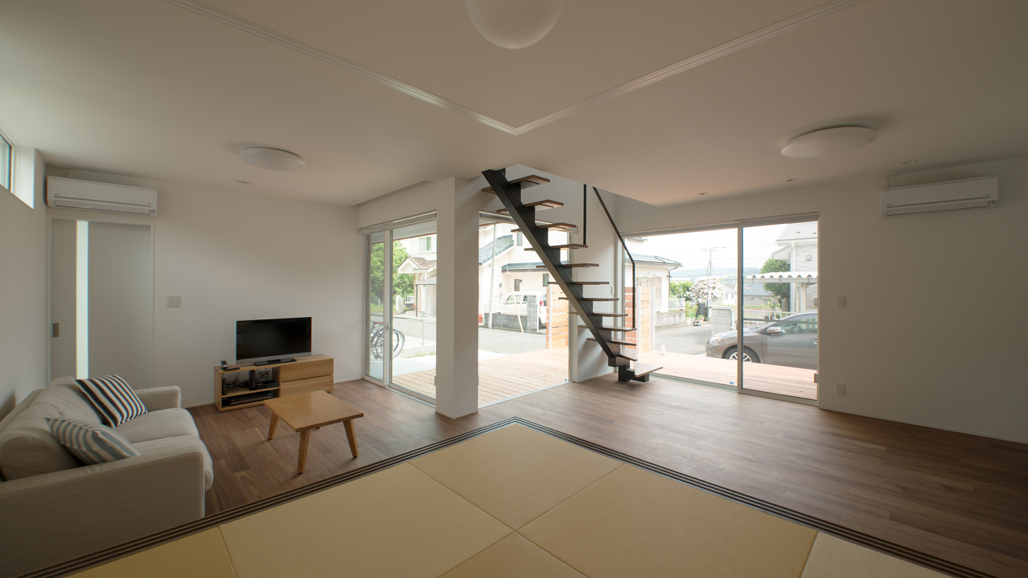 角にある畳スペースからリビングイン階段のあるLDKを見た様子・デザイン住宅 注文住宅・デザイン住宅建築実例_『CASE575 緑を楽しむ家』_LDK