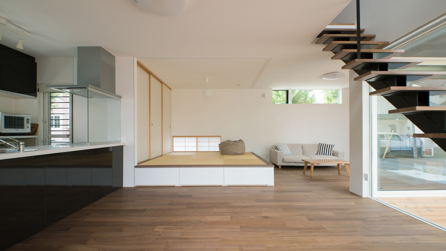 床下収納や地窓を設けた畳スペースがあるLDK・デザイン住宅 注文住宅・デザイン住宅建築実例_『CASE575 緑を楽しむ家』_LDK