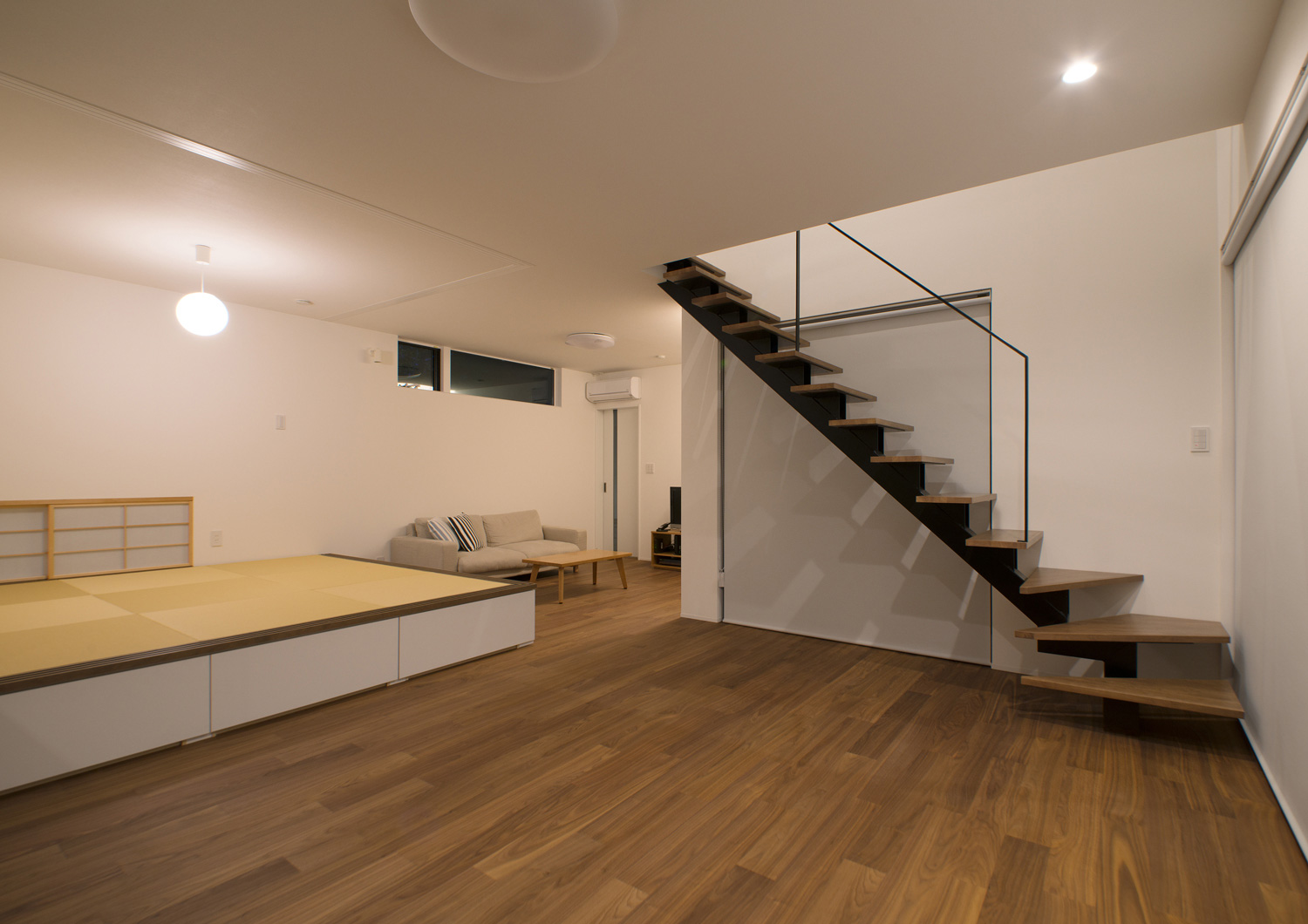 窓にロールスクリーンを取り付けたリビングイン階段のあるLDK・デザイン住宅 注文住宅・デザイン住宅建築実例_『CASE575 緑を楽しむ家』_LDK