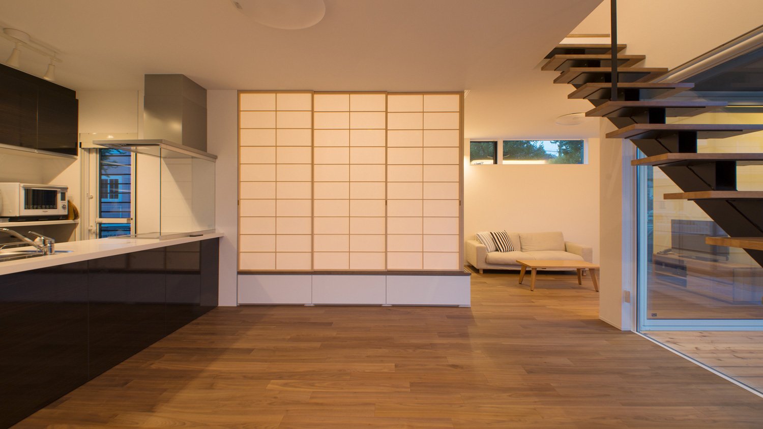 障子で仕切られた床下収納付きの畳スペースがあるLDK・デザイン住宅 注文住宅・デザイン住宅建築実例_『CASE575 緑を楽しむ家』_LDK