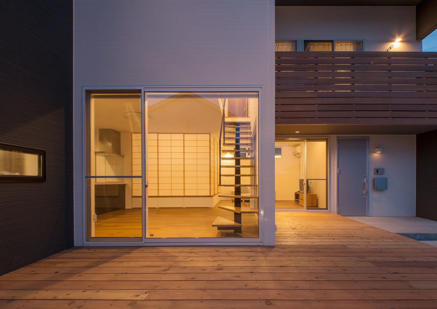 LDKを囲むように設けられたウッドデッキのテラス・デザイン住宅 注文住宅・デザイン住宅建築実例_『CASE575 緑を楽しむ家』_テラス・バルコニー