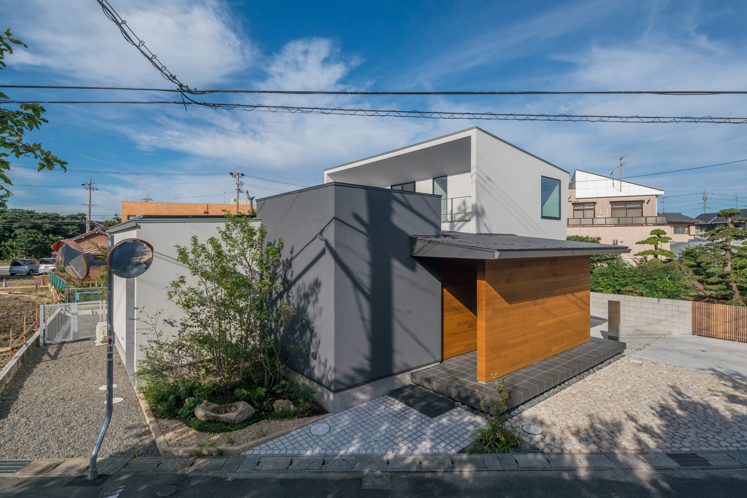 木の目隠し壁があるグレーの外壁の家・デザイン住宅 注文住宅・デザイン住宅建築実例_『CASE576 回廊の家』_外観