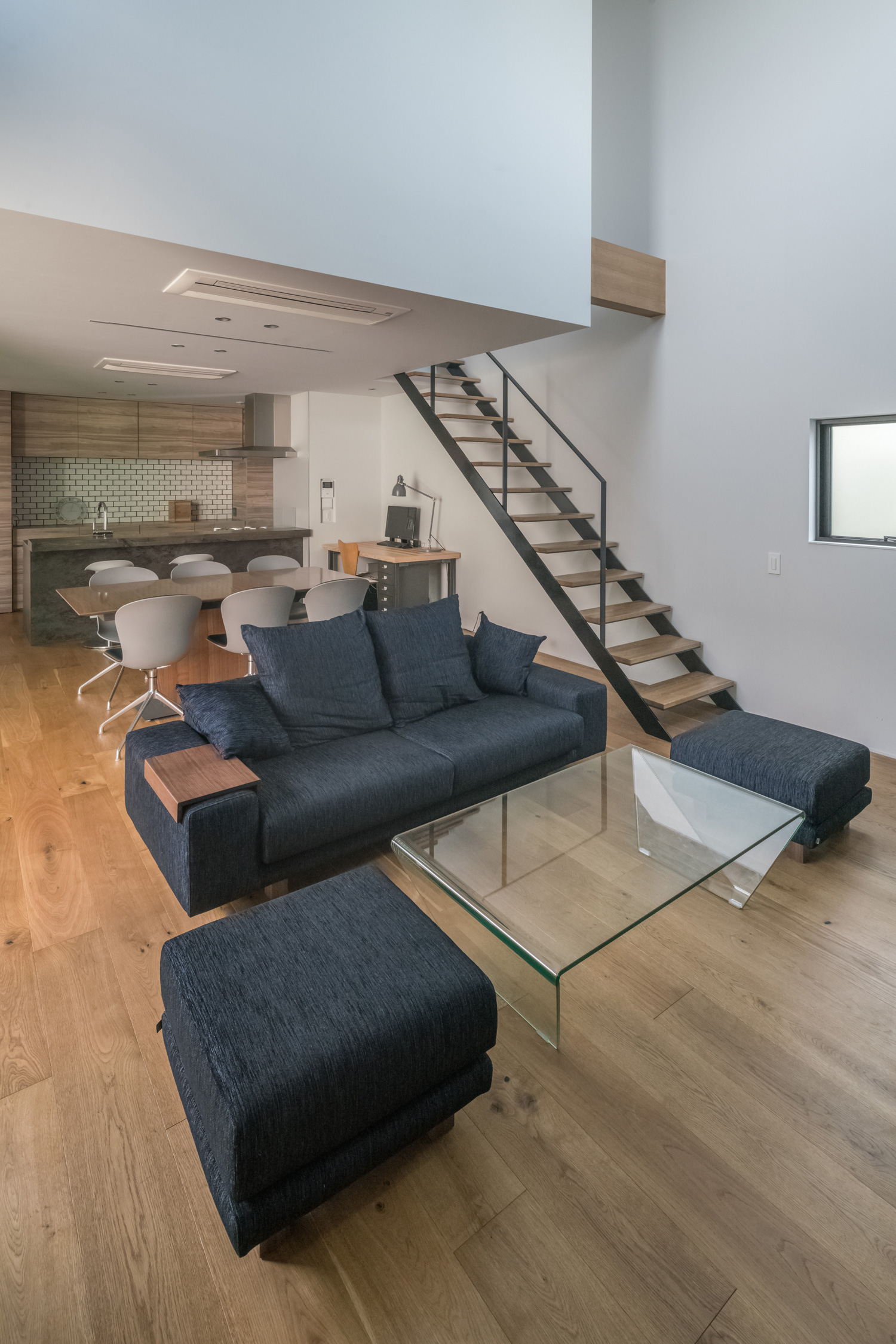 ガラスのサイドテーブルやデニム生地のソファーがあるフローリングのLDK・デザイン住宅 注文住宅・デザイン住宅建築実例_『CASE576 回廊の家』_LDK