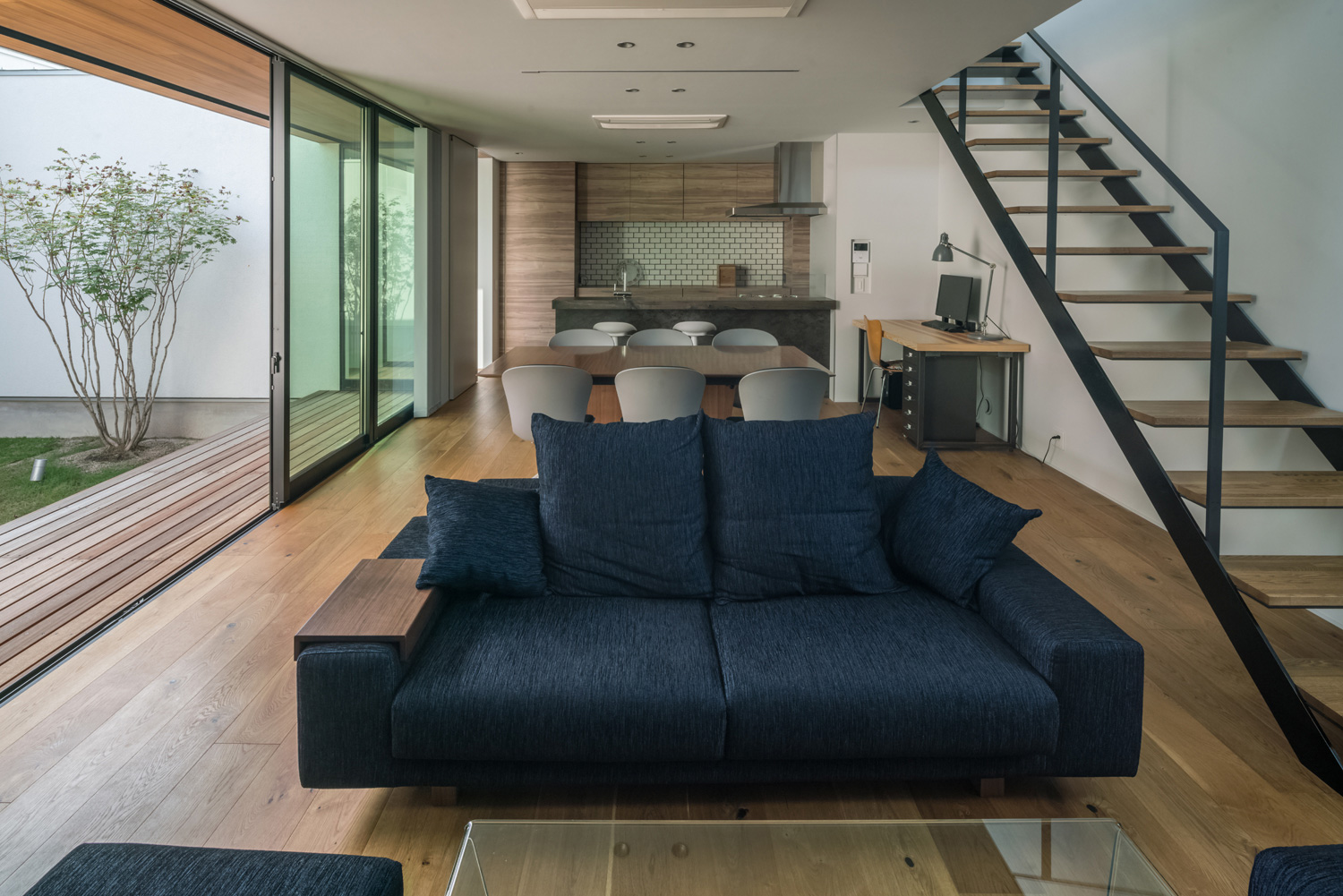 リビングイン階段がある中庭に面したLDK・デザイン住宅 注文住宅・デザイン住宅建築実例_『CASE576 回廊の家』_LDK