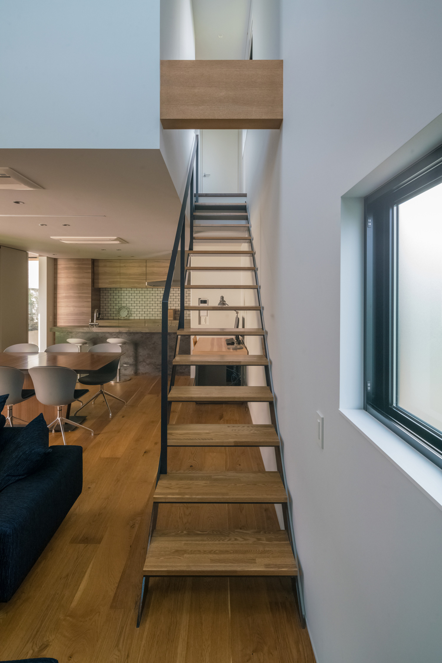 白い壁につけられた木製のスケルトン階段・デザイン住宅 注文住宅・デザイン住宅建築実例_『CASE576 回廊の家』_階段