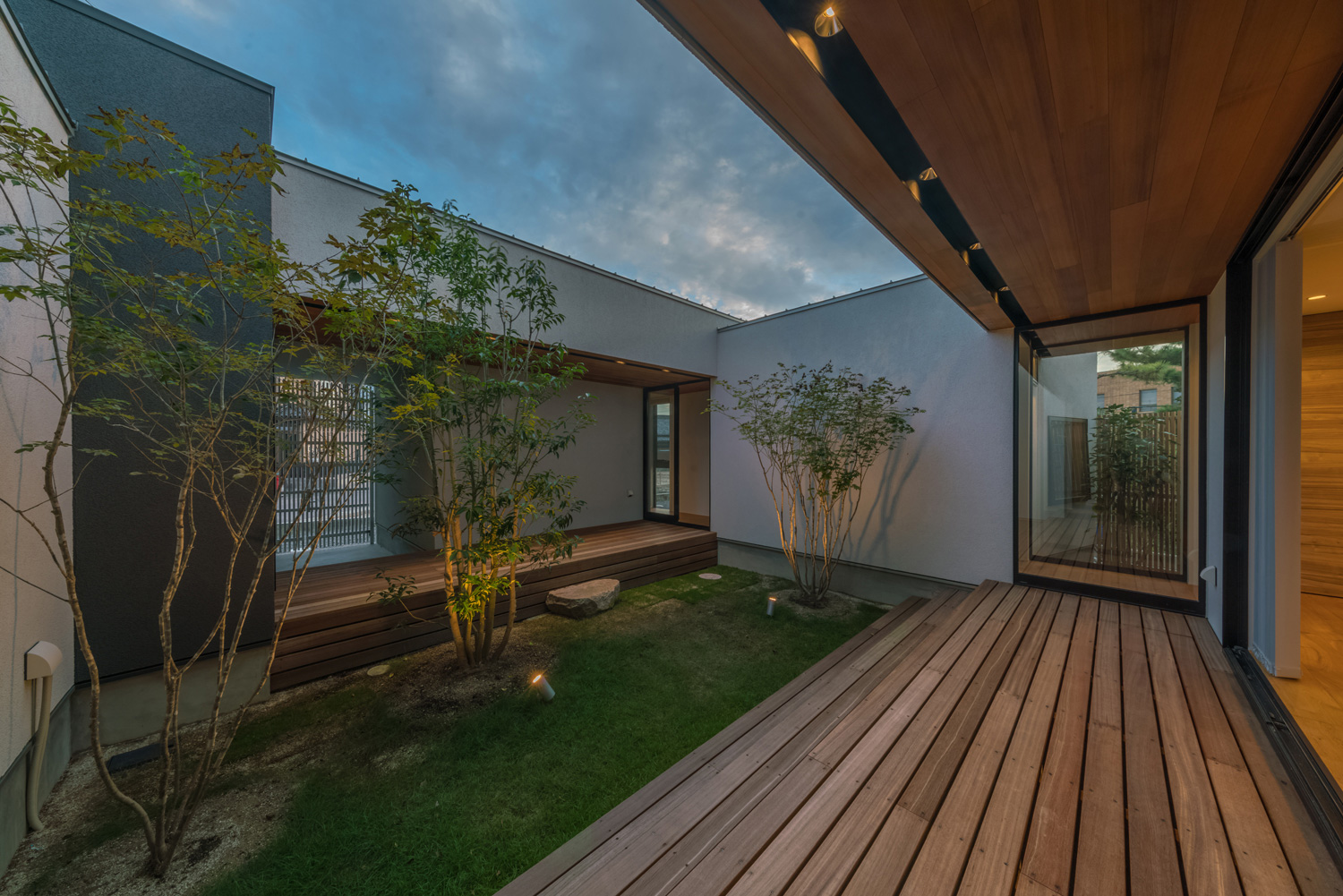 軒天井付きの縁側がある芝生の中庭・デザイン住宅 注文住宅・デザイン住宅建築実例_『CASE576 回廊の家』_中庭