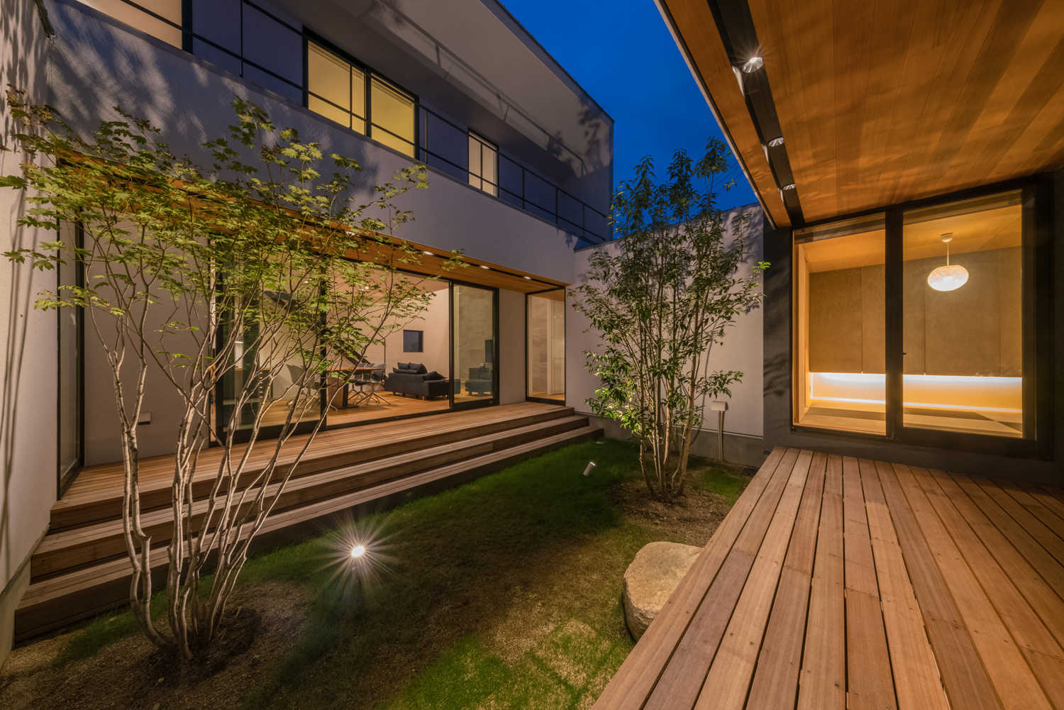 植栽を照らす照明がある中庭を囲んだ部屋・デザイン住宅 注文住宅・デザイン住宅建築実例_『CASE576 回廊の家』_中庭