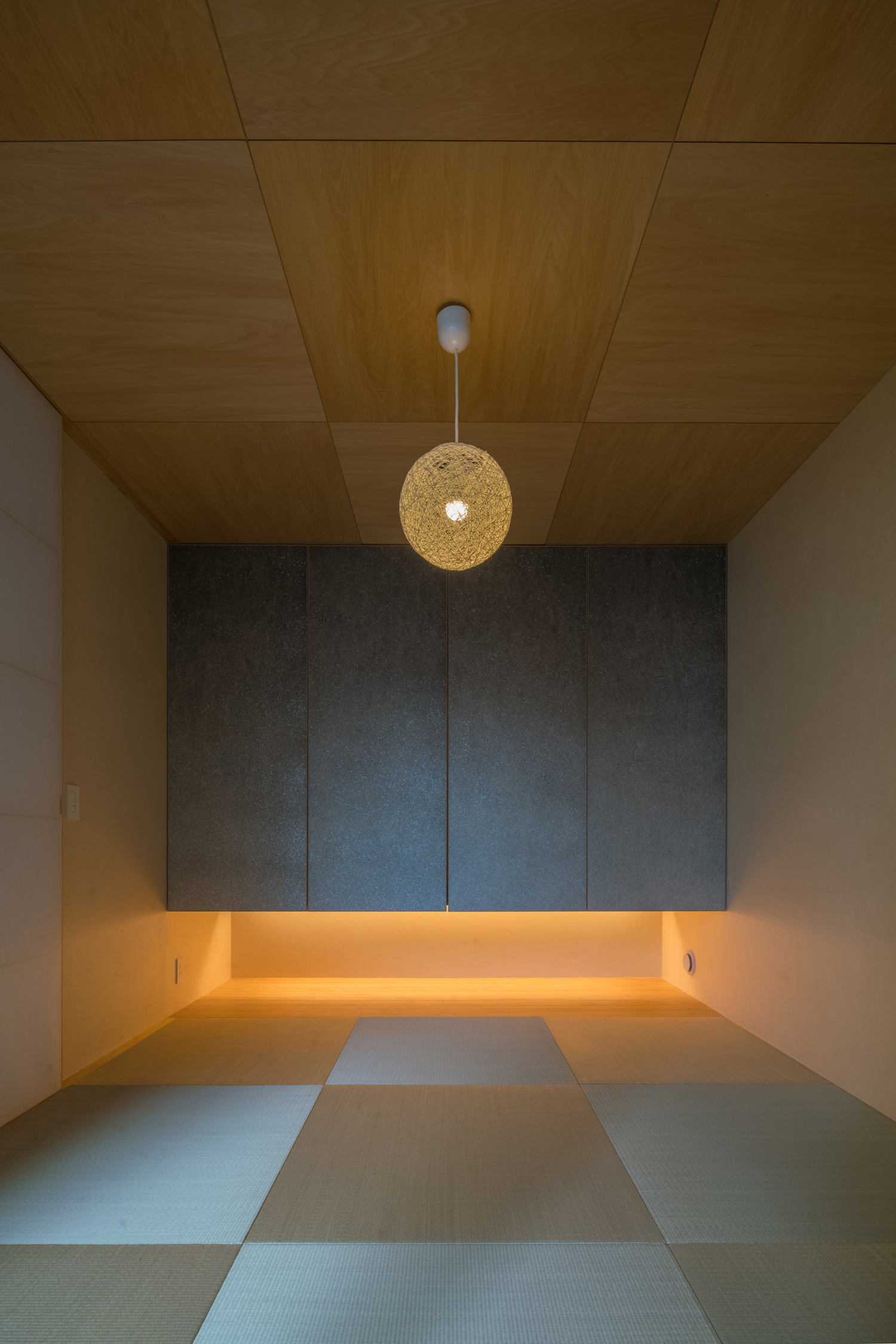 浮いたデザインの収納があるモダンな和室・デザイン住宅 注文住宅・デザイン住宅建築実例_『CASE576 回廊の家』_和室