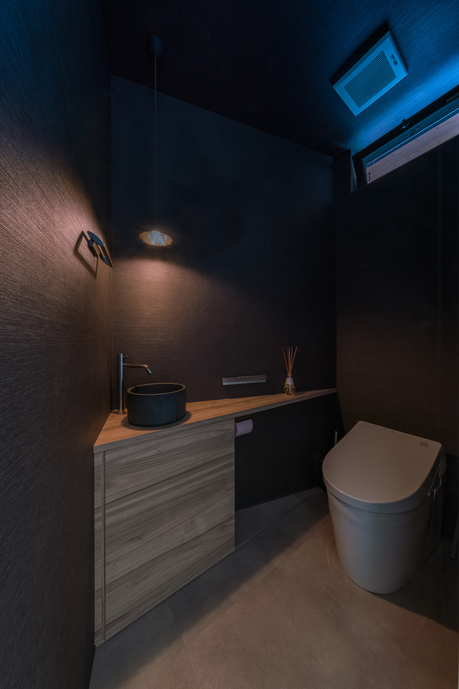 黒い壁で木の手洗いカウンターがある落ち着きのあるトイレ・デザイン住宅 注文住宅・デザイン住宅建築実例_『CASE576 回廊の家』_トイレ
