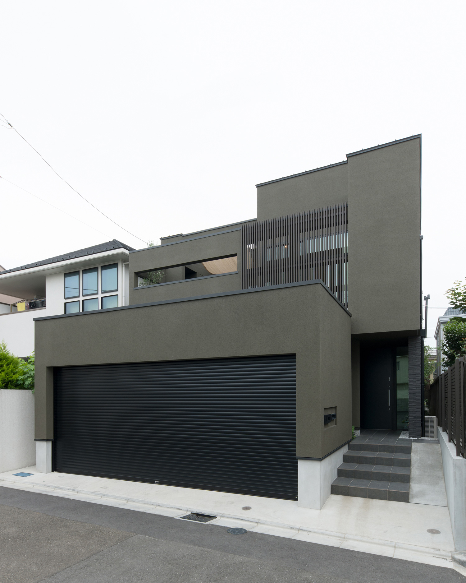 シャッター付きのガレージがあるカーキの外壁の家・デザイン住宅 注文住宅・デザイン住宅建築実例_『CASE577 紬(つむぎ)の家』_外観