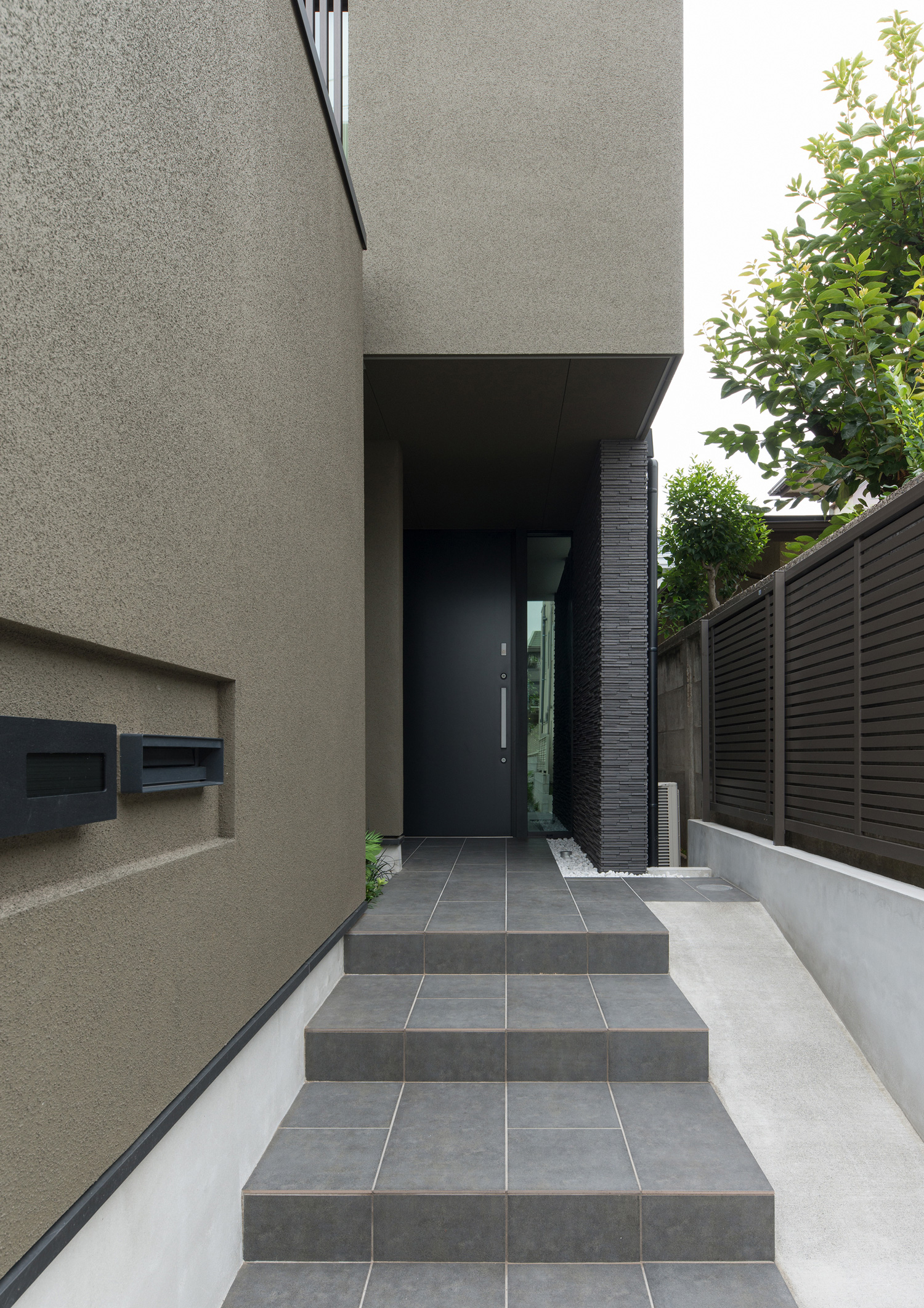タイルの階段アプローチの先にある黒い玄関扉・デザイン住宅 注文住宅・デザイン住宅建築実例_『CASE577 紬(つむぎ)の家』_外観