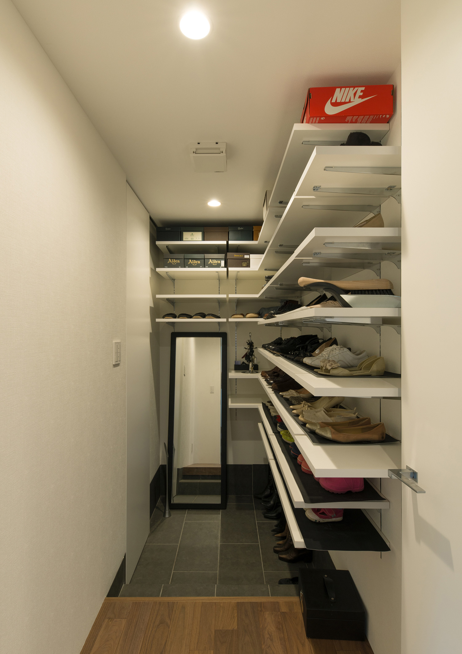 壁付けの可動棚や鏡があるタイルの玄関・デザイン住宅 注文住宅・デザイン住宅建築実例_『CASE577 紬(つむぎ)の家』_玄関