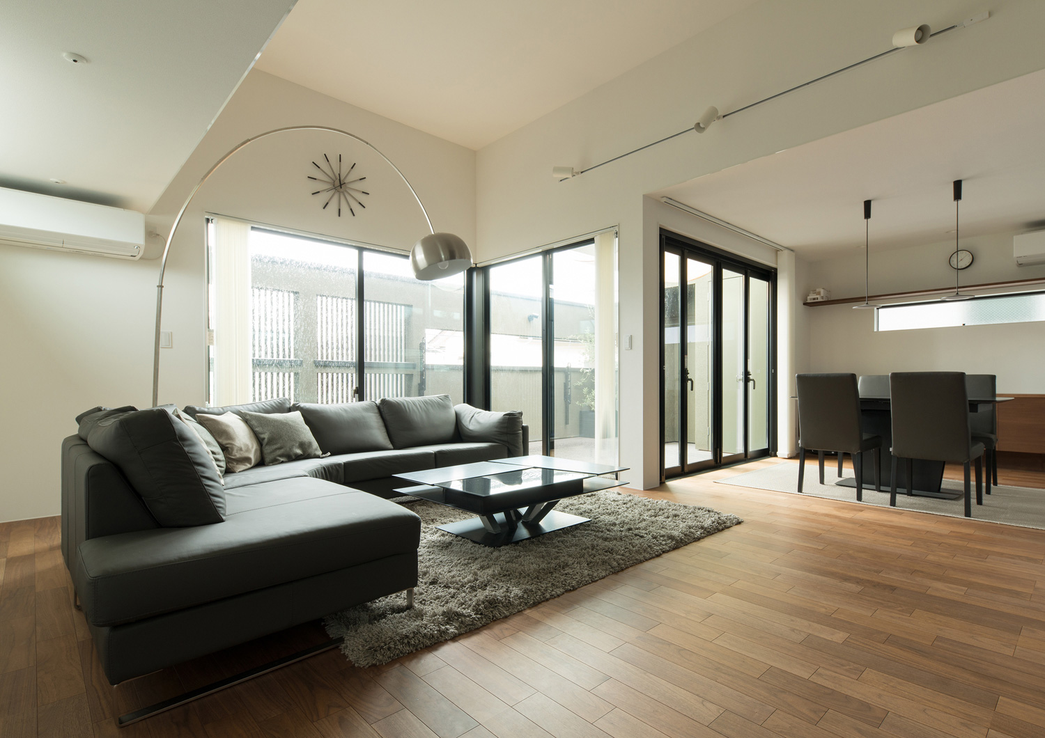 バルコニーに面した大きな窓がある高天井のLDK・デザイン住宅 注文住宅・デザイン住宅建築実例_『CASE577 紬(つむぎ)の家』_LDK